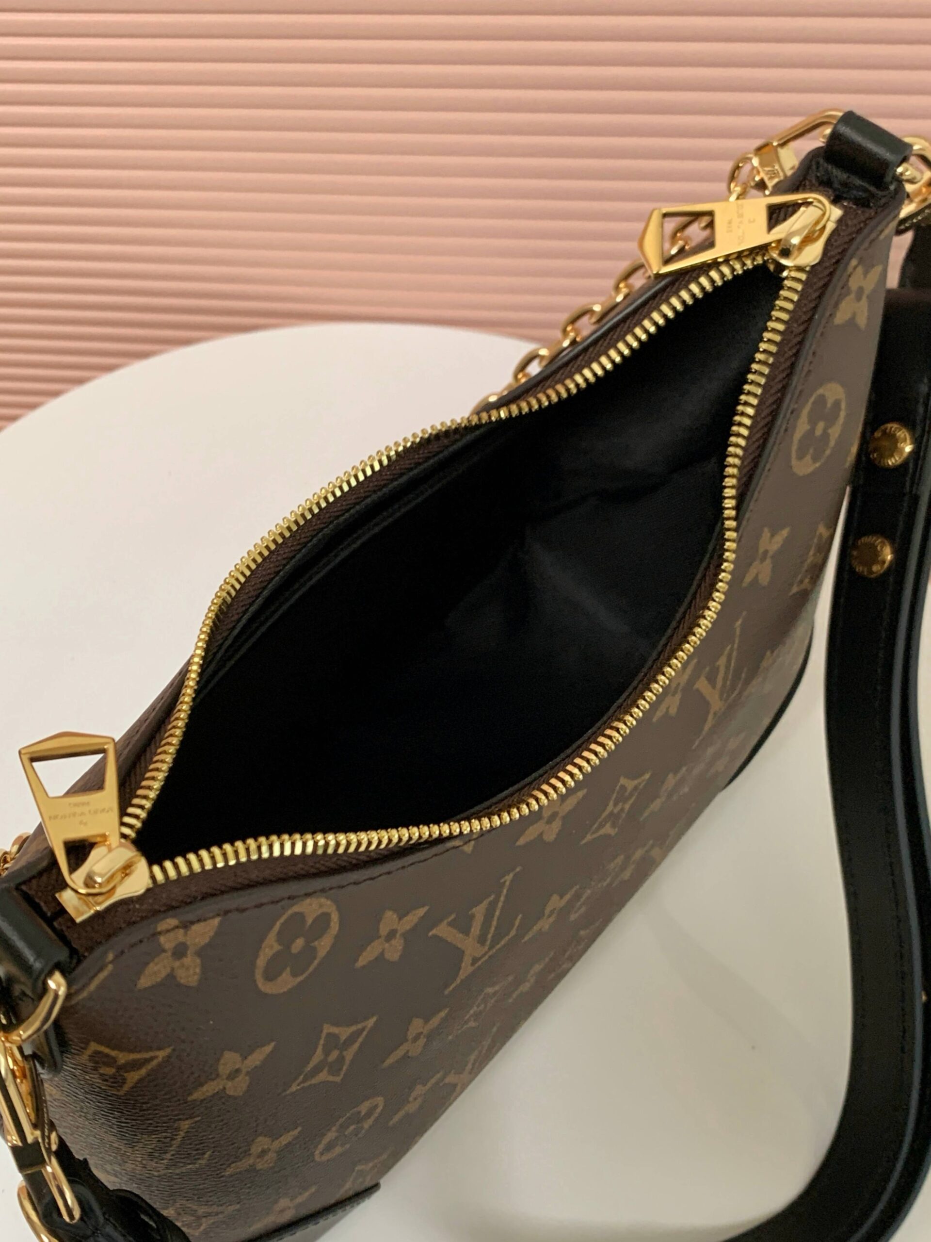 LV 高仿 Monogram 鏈條肩背包 黑色拼皮款｜歐美奢侈品精品推薦