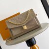 LV 高仿 Pochette Métis East West 灰褐色壓花鍊條包｜歐美奢侈品精品推薦