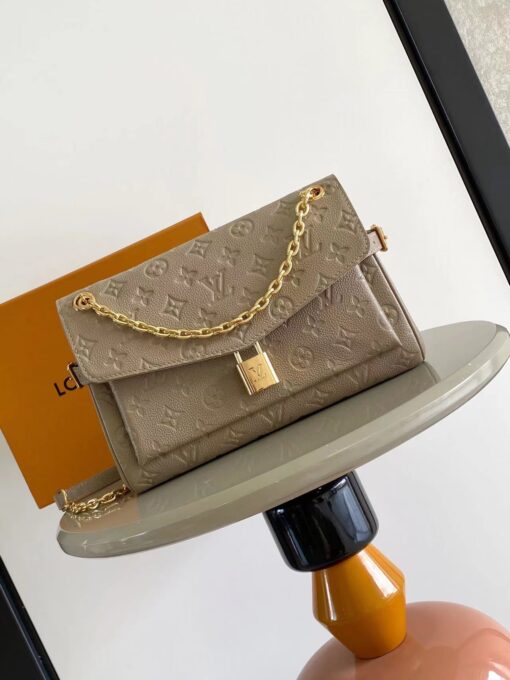 LV 高仿 Pochette Métis East West 灰褐色壓花鍊條包