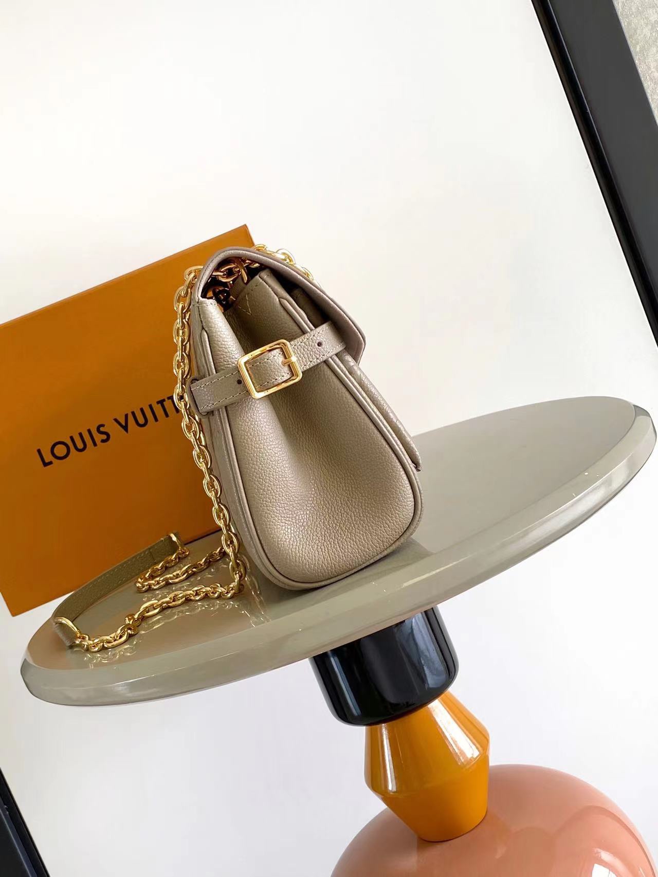 LV 高仿 Pochette Métis East West 灰褐色壓花鍊條包｜歐美奢侈品精品推薦