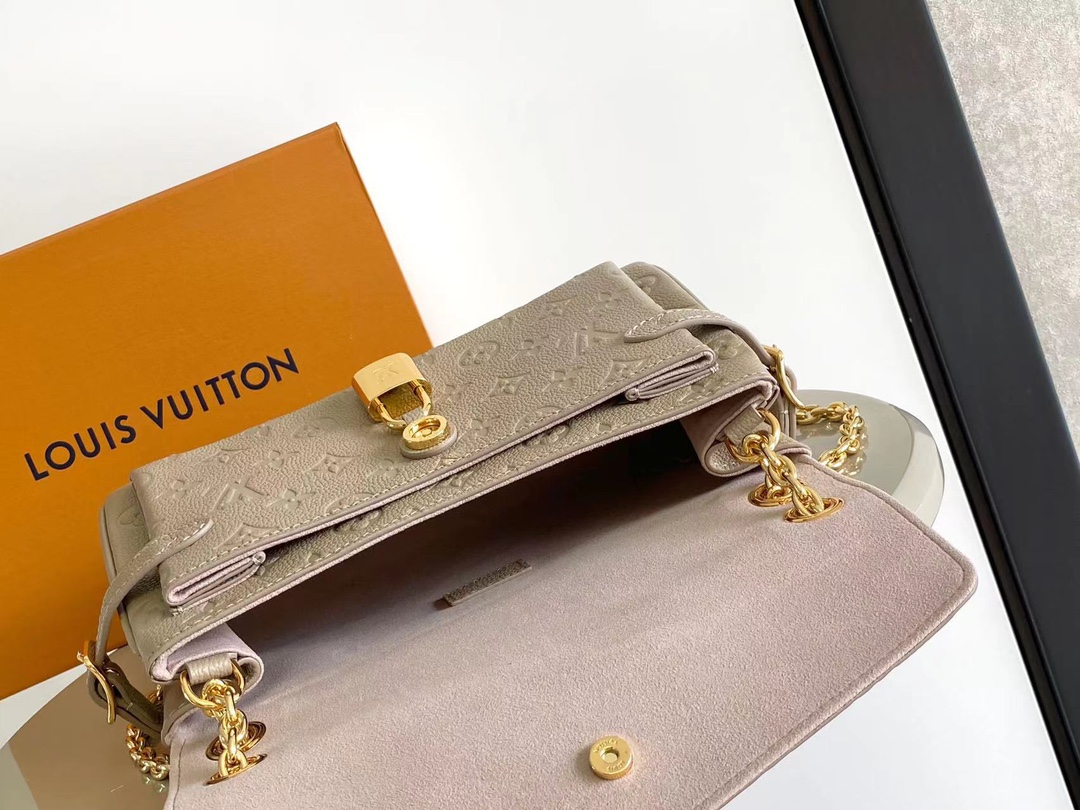 LV 高仿 Pochette Métis East West 灰褐色壓花鍊條包｜歐美奢侈品精品推薦