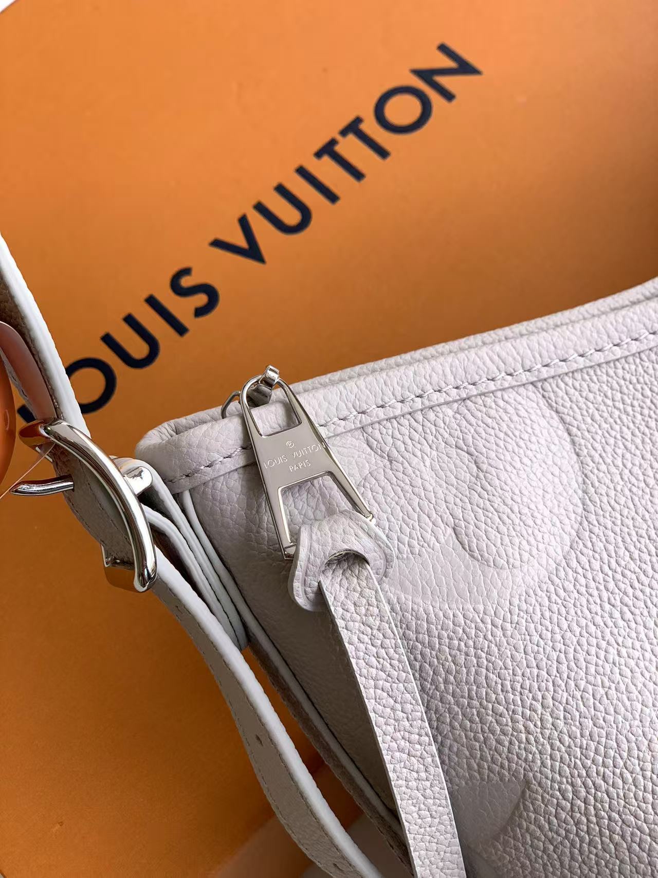 LV 原單白色壓花大容量腋下包 時尚百搭實用款｜歐美奢侈品精品推薦