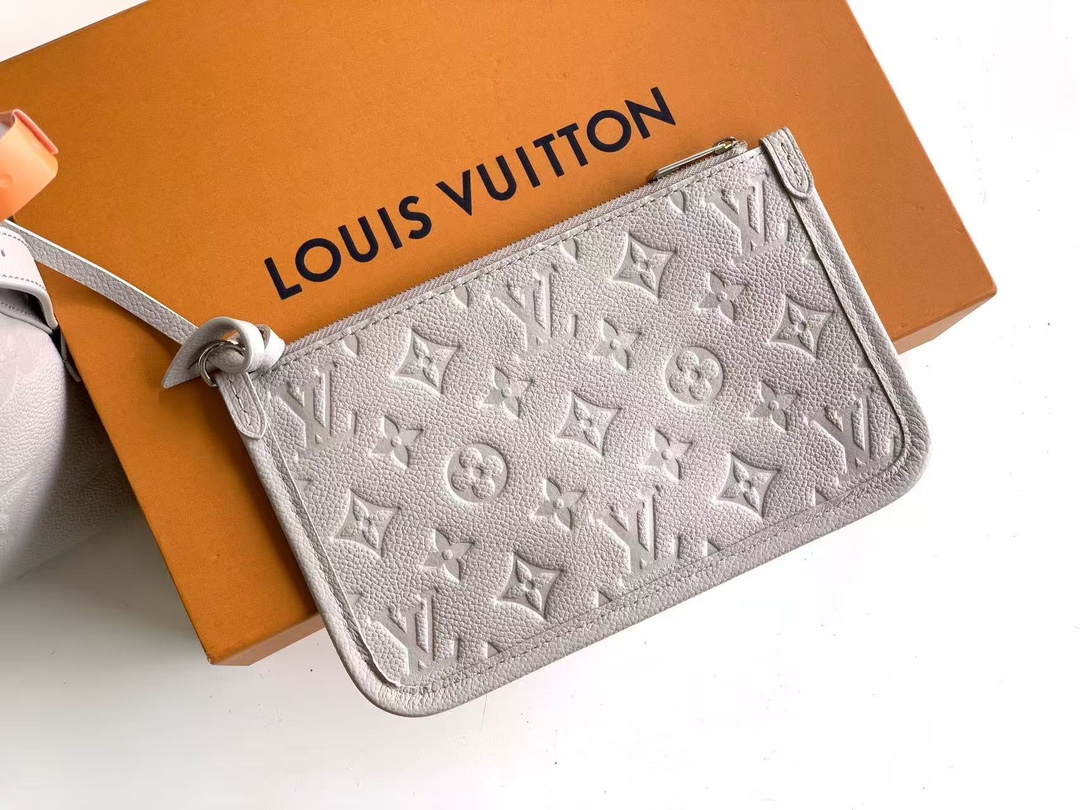 LV 原單白色壓花大容量腋下包 時尚百搭實用款｜歐美奢侈品精品推薦