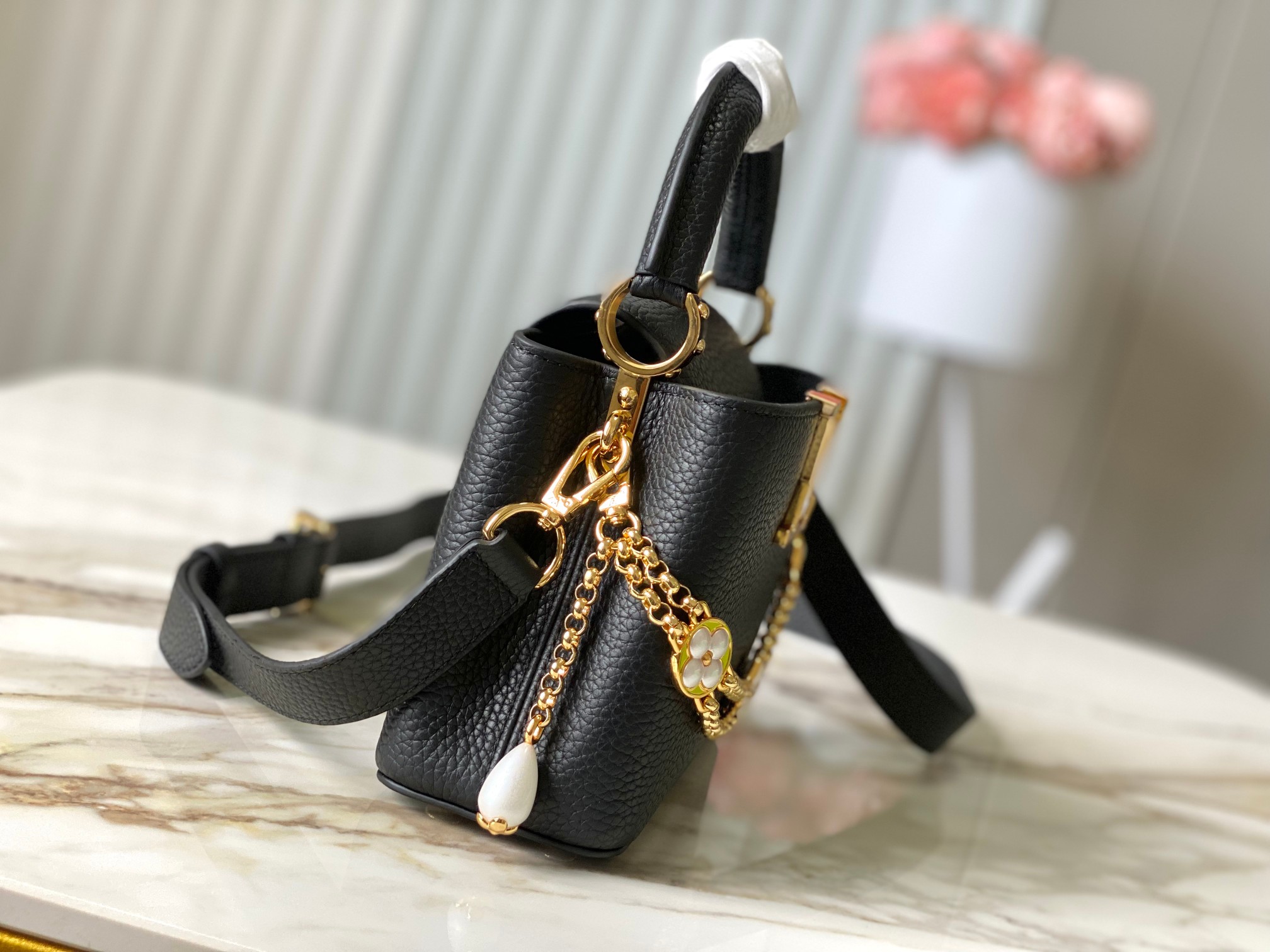 LV 高仿黑色金鏈花飾手提包 小號時尚優雅款｜歐美奢侈品精品推薦