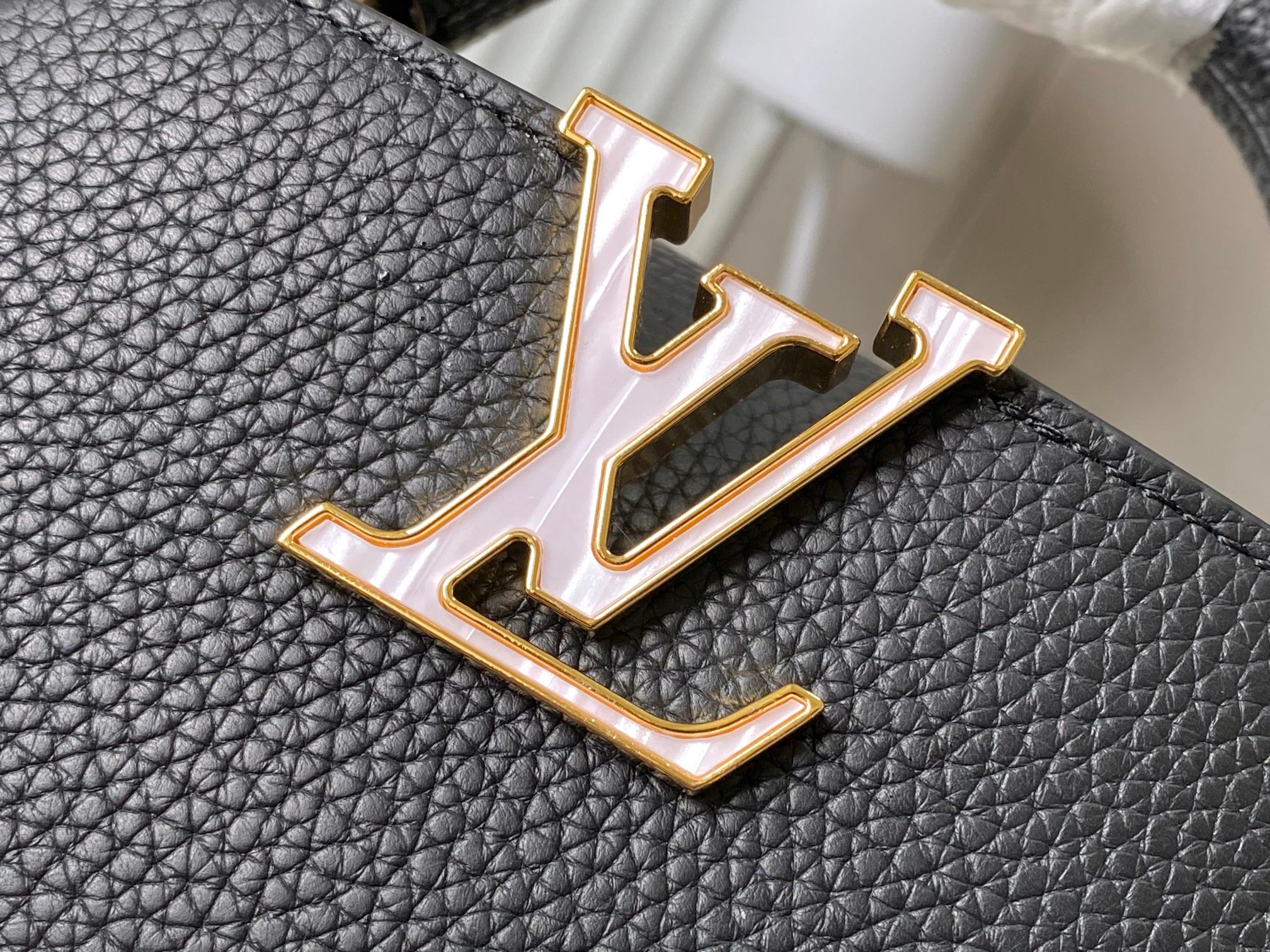 LV 高仿黑色金鏈花飾手提包 小號時尚優雅款｜歐美奢侈品精品推薦