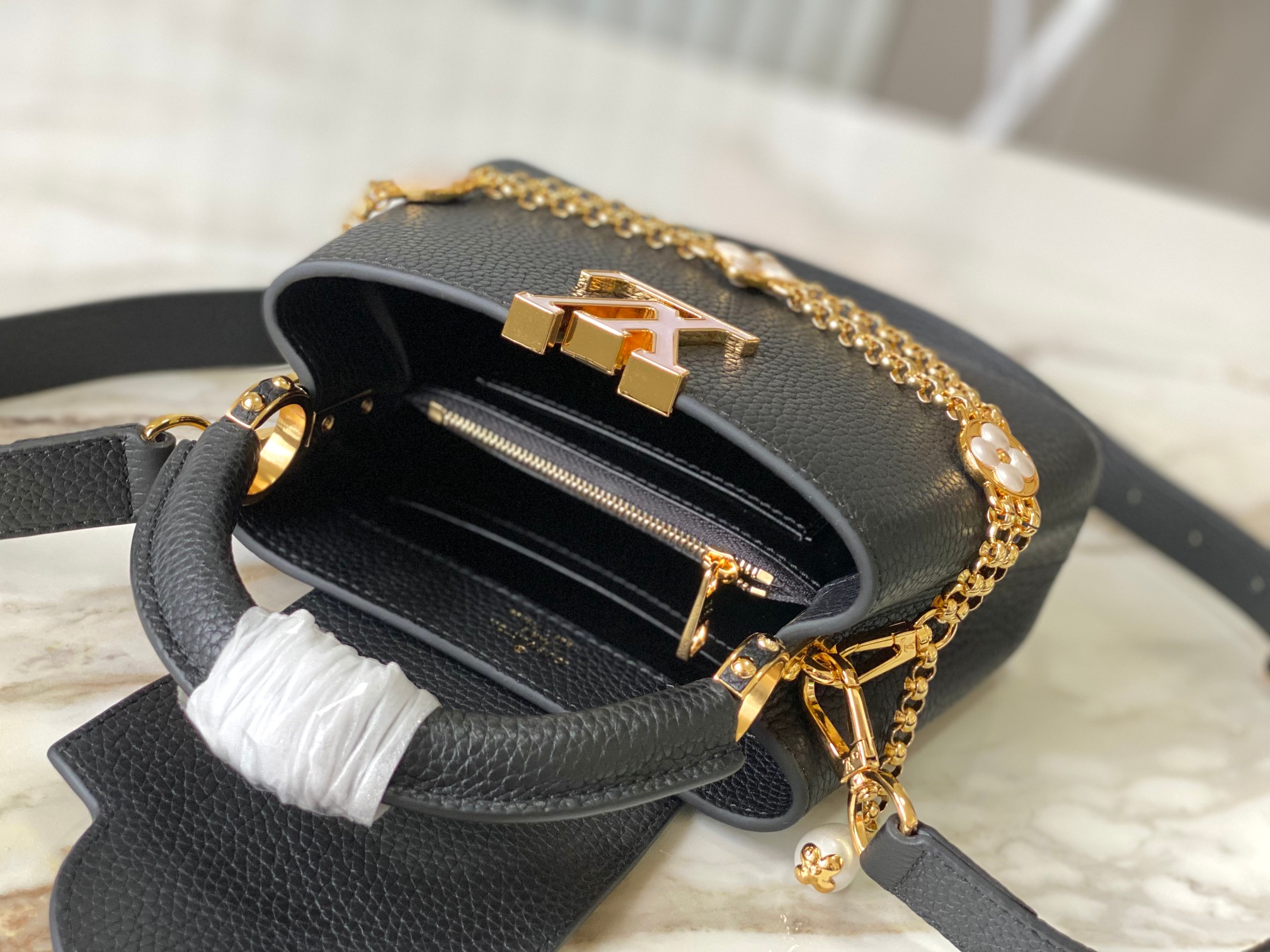 LV 高仿黑色金鏈花飾手提包 小號時尚優雅款｜歐美奢侈品精品推薦