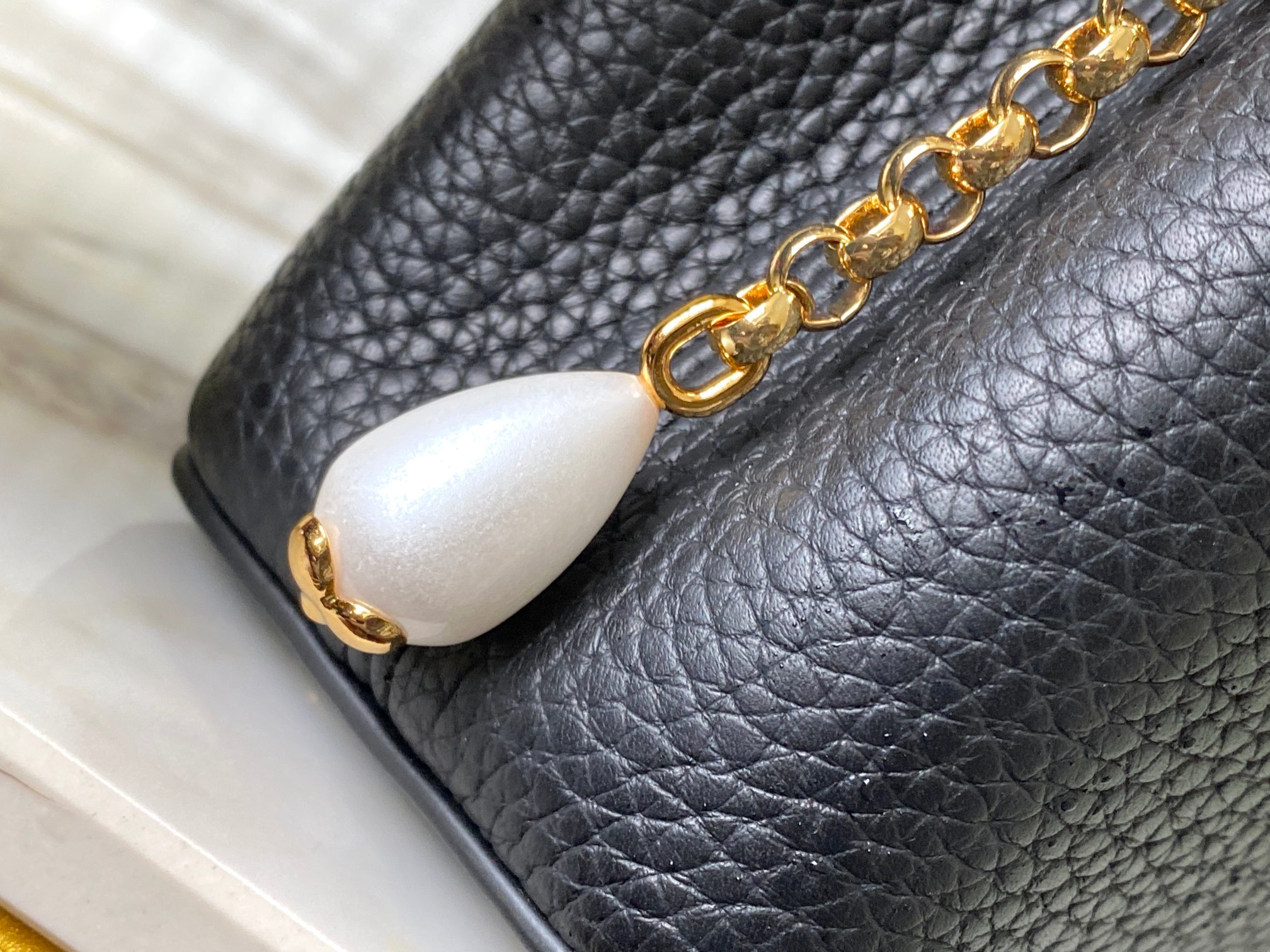 LV 高仿黑色金鏈花飾手提包 小號時尚優雅款｜歐美奢侈品精品推薦