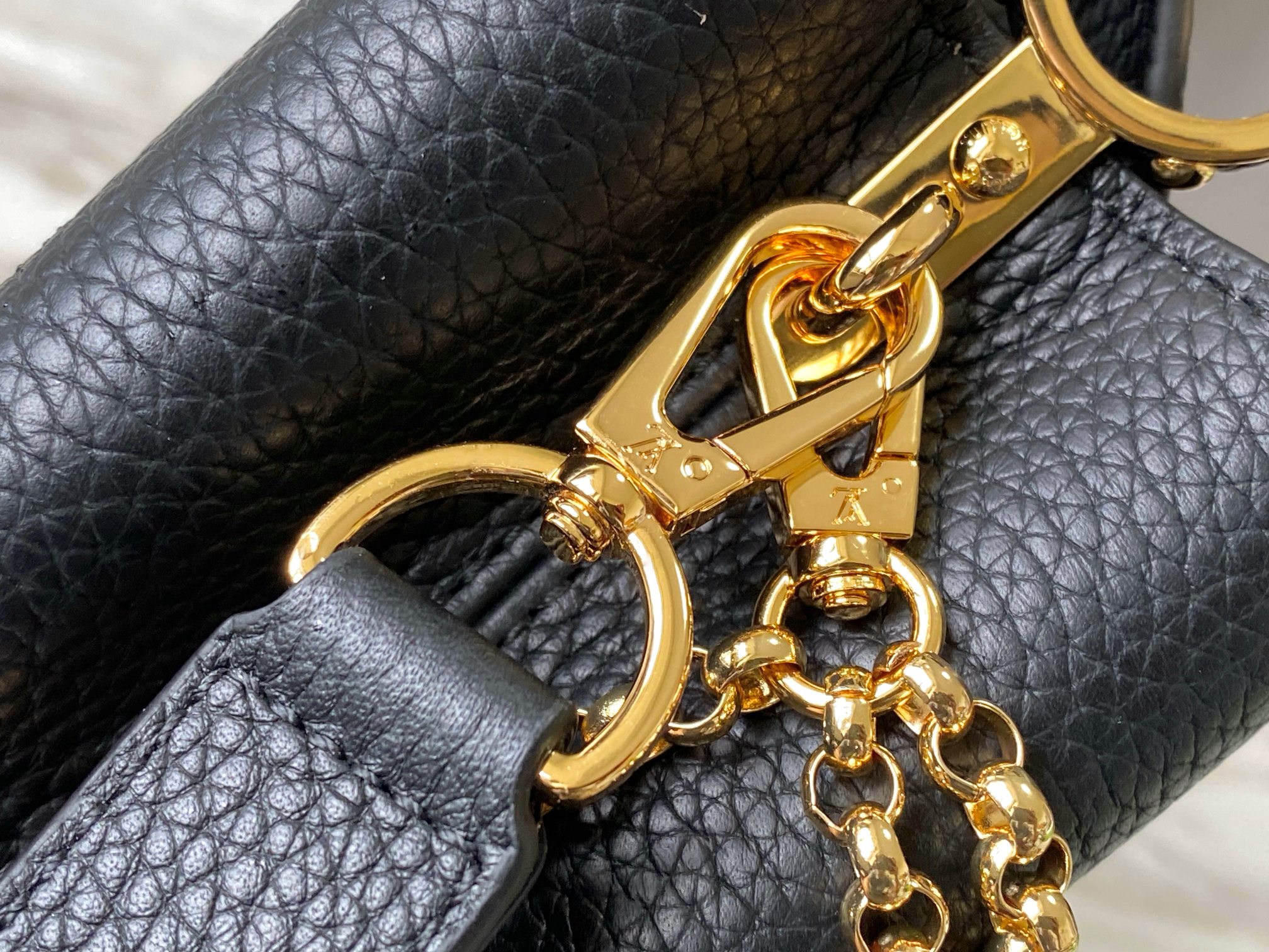 LV 高仿黑色金鏈花飾手提包 小號時尚優雅款｜歐美奢侈品精品推薦