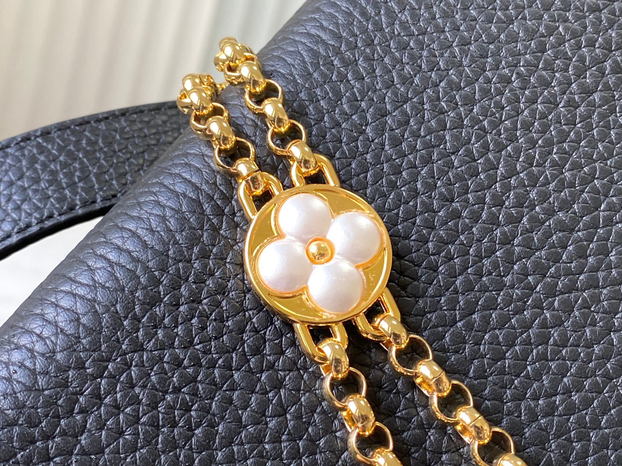 LV 精品仿製黑色金鏈花飾手提包 中號典雅百搭款｜歐美奢侈品精品推薦