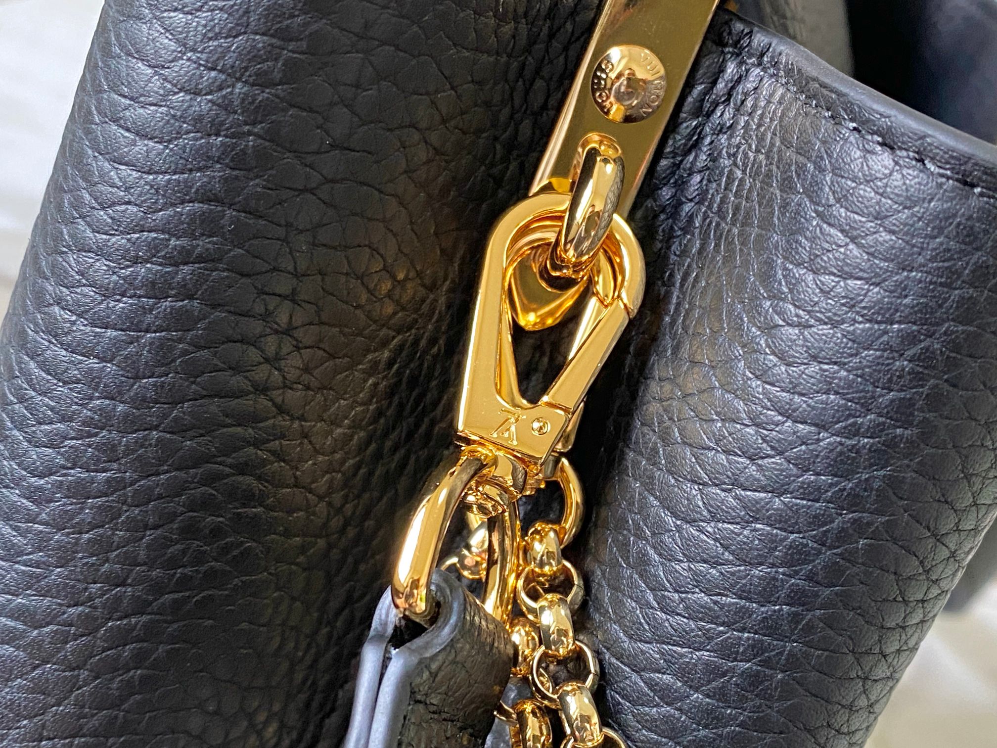 LV 精品仿製黑色金鏈花飾手提包 中號典雅百搭款｜歐美奢侈品精品推薦