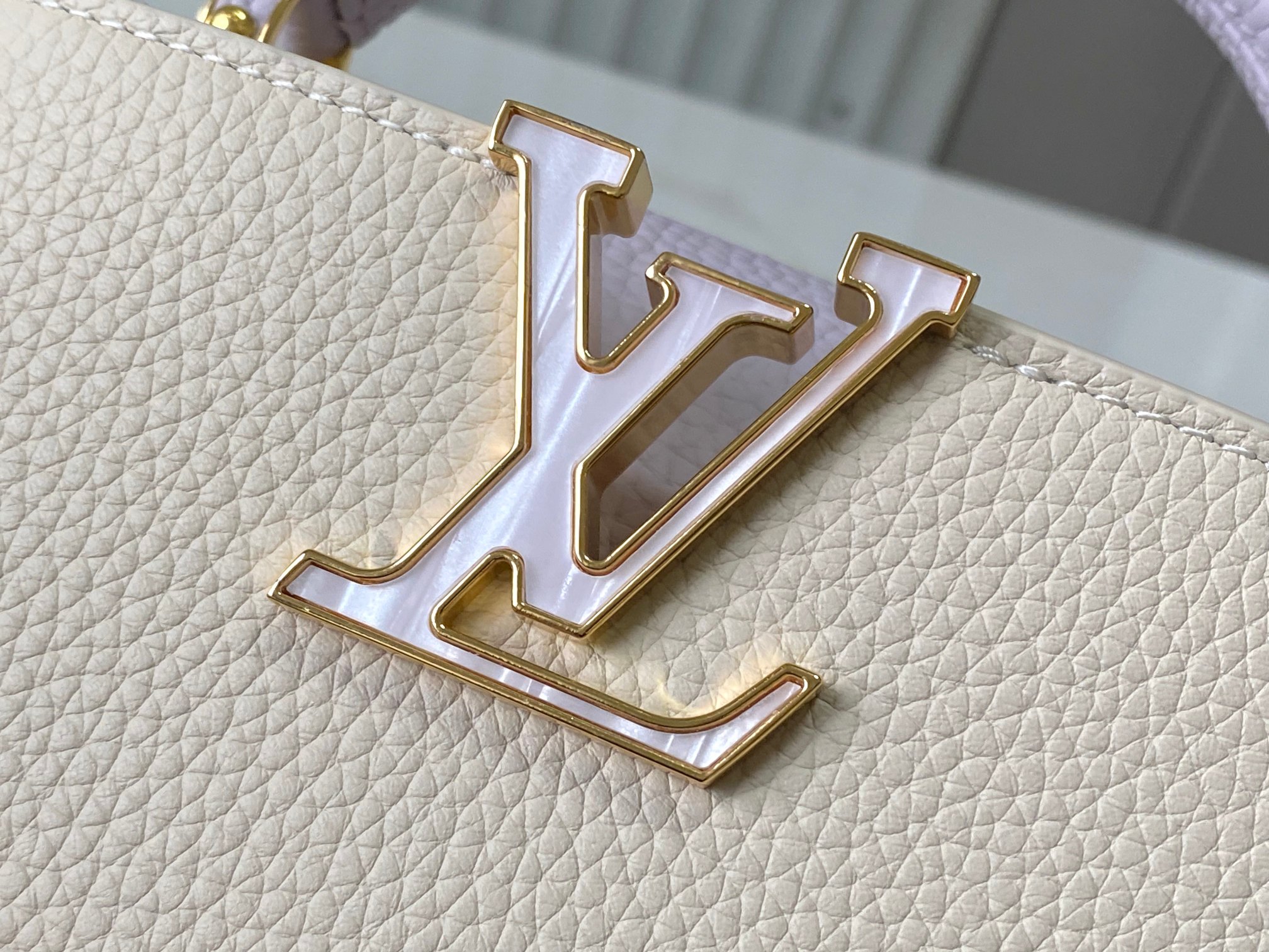 LV 高仿奶油白金鏈花飾手提包 小號氣質百搭款｜歐美奢侈品精品推薦