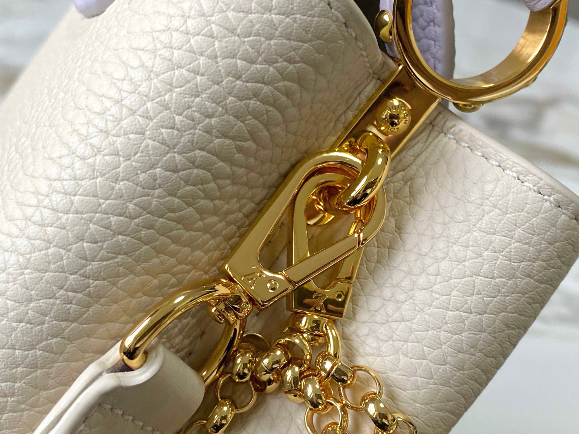 LV 高仿奶油白金鏈花飾手提包 小號氣質百搭款｜歐美奢侈品精品推薦