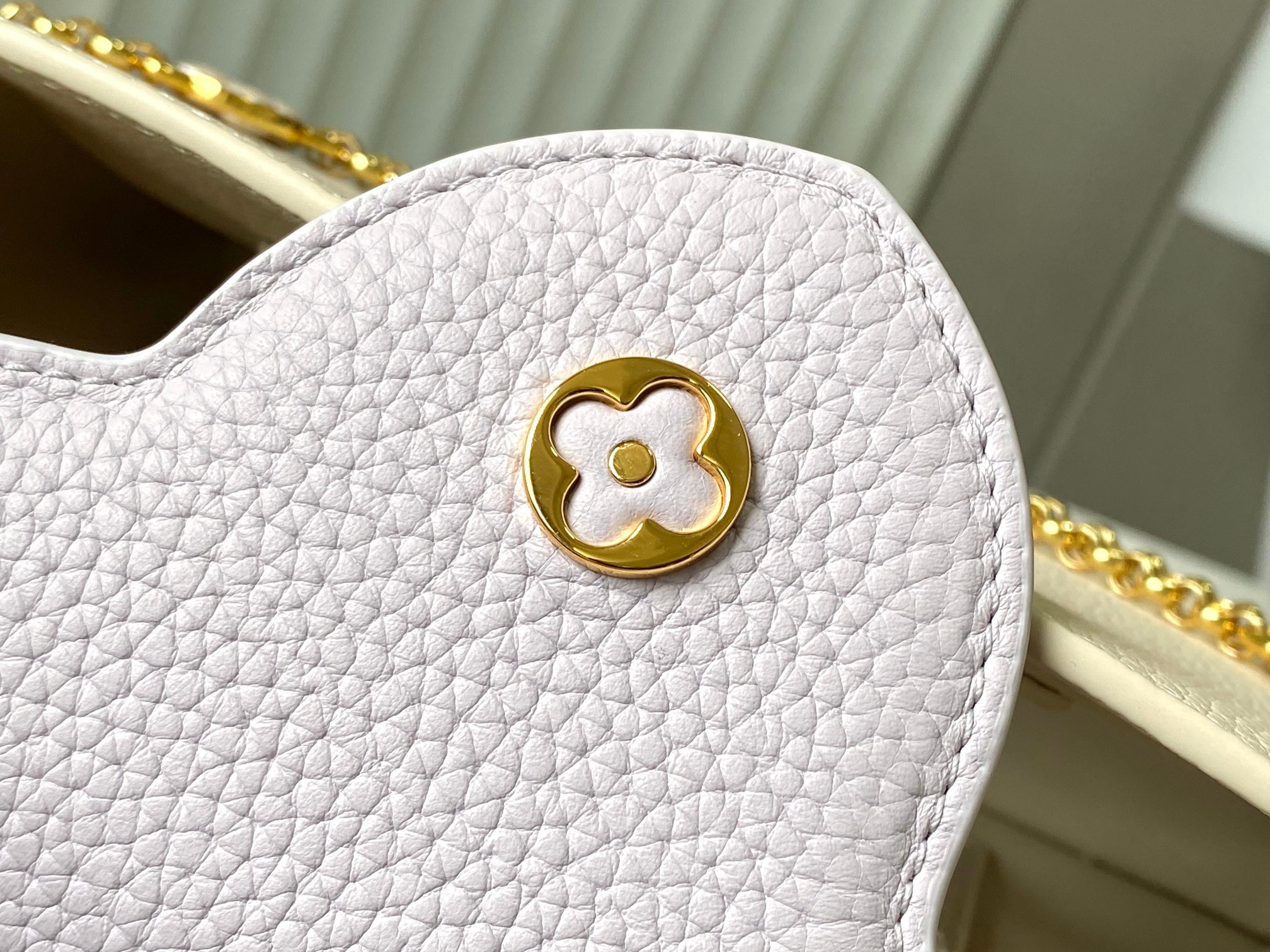 LV 高仿奶油白金鏈花飾手提包 小號氣質百搭款｜歐美奢侈品精品推薦