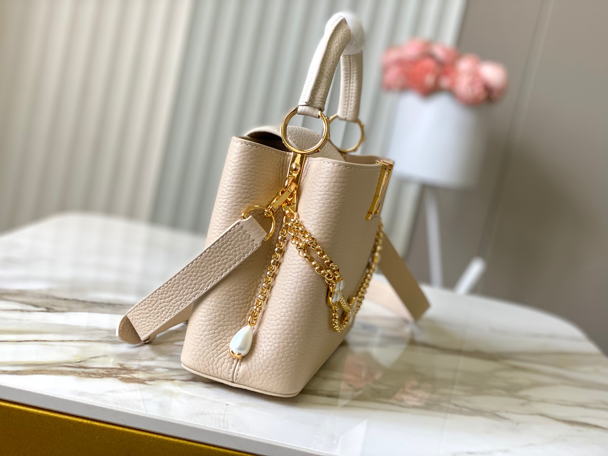 LV 高仿 Capucines 米白色手提包 金鏈裝飾款｜歐美奢侈品精品推薦