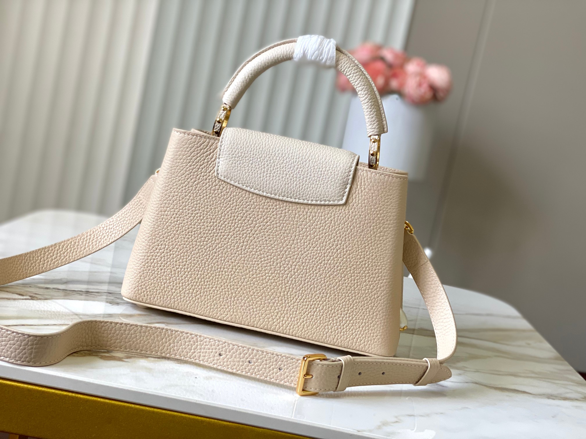LV 高仿 Capucines 米白色手提包 金鏈裝飾款｜歐美奢侈品精品推薦