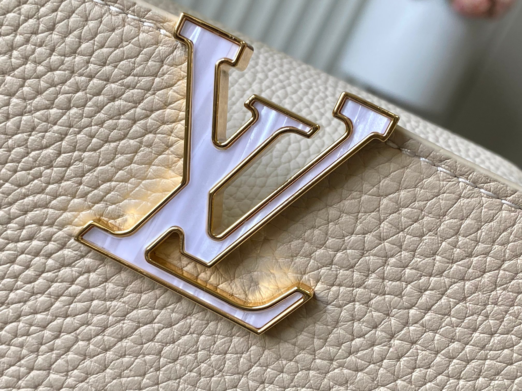 LV 高仿 Capucines 米白色手提包 金鏈裝飾款｜歐美奢侈品精品推薦