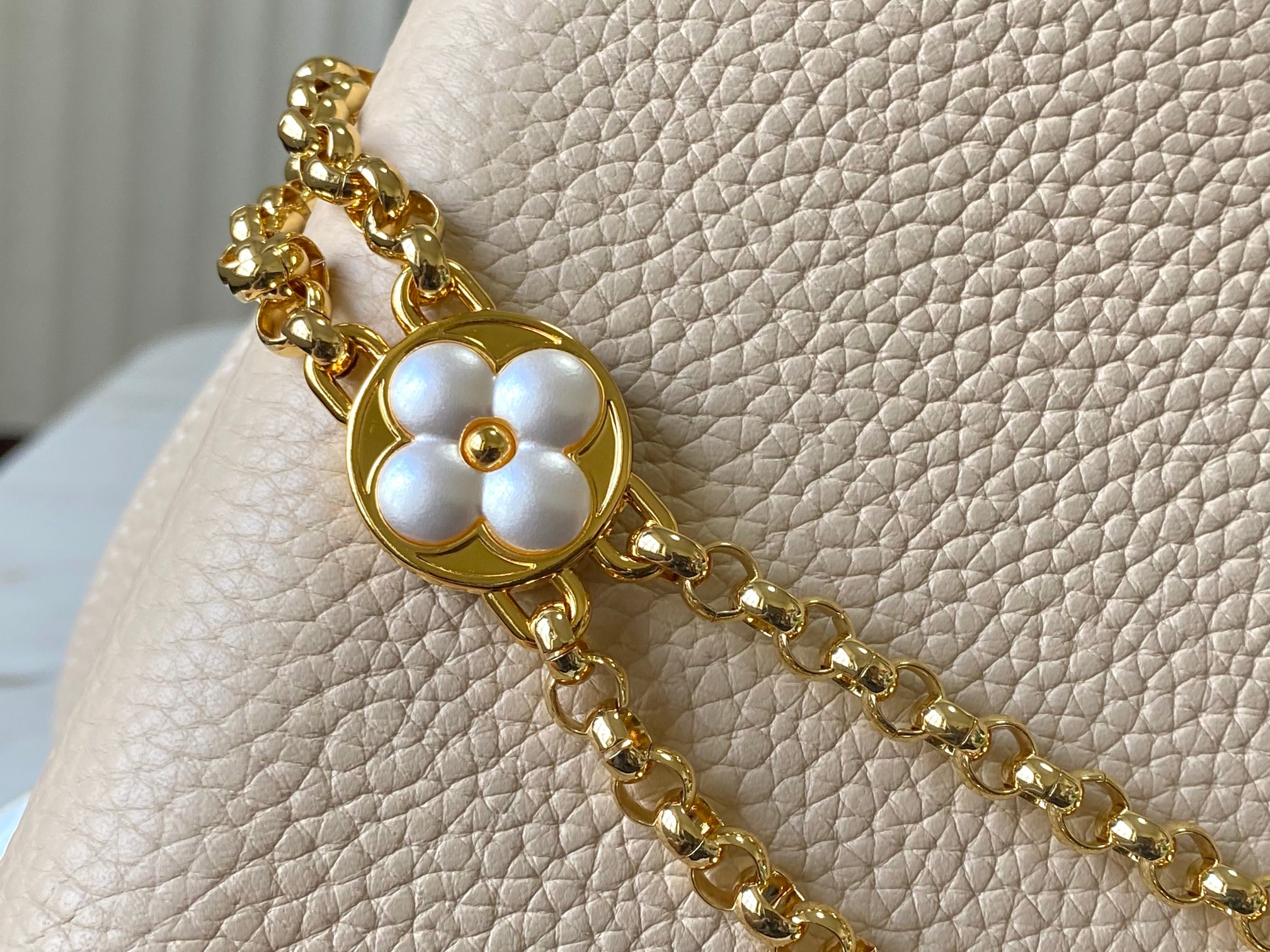 LV 高仿 Capucines 米白色手提包 金鏈裝飾款｜歐美奢侈品精品推薦