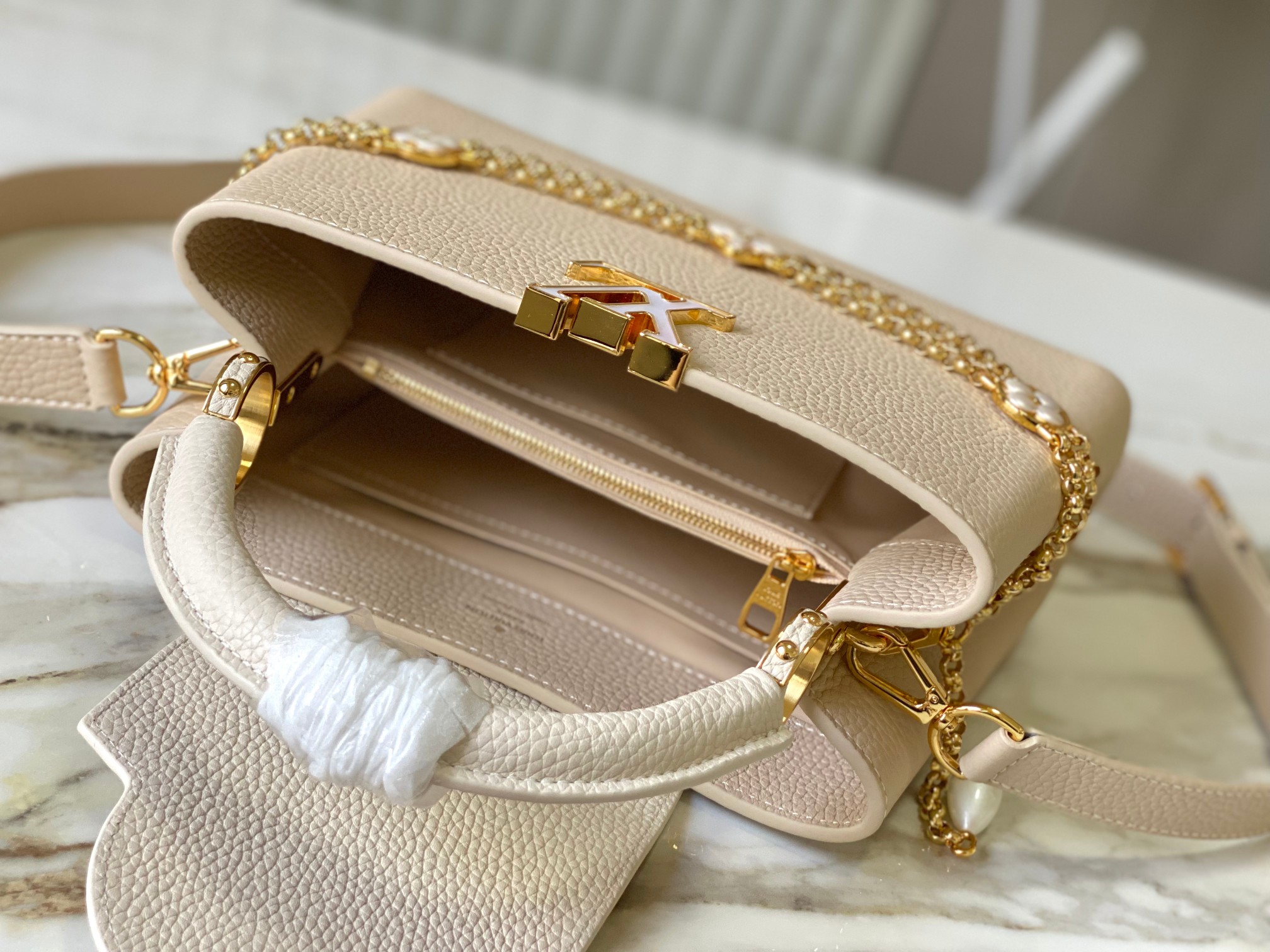 LV 高仿 Capucines 米白色手提包 金鏈裝飾款｜歐美奢侈品精品推薦