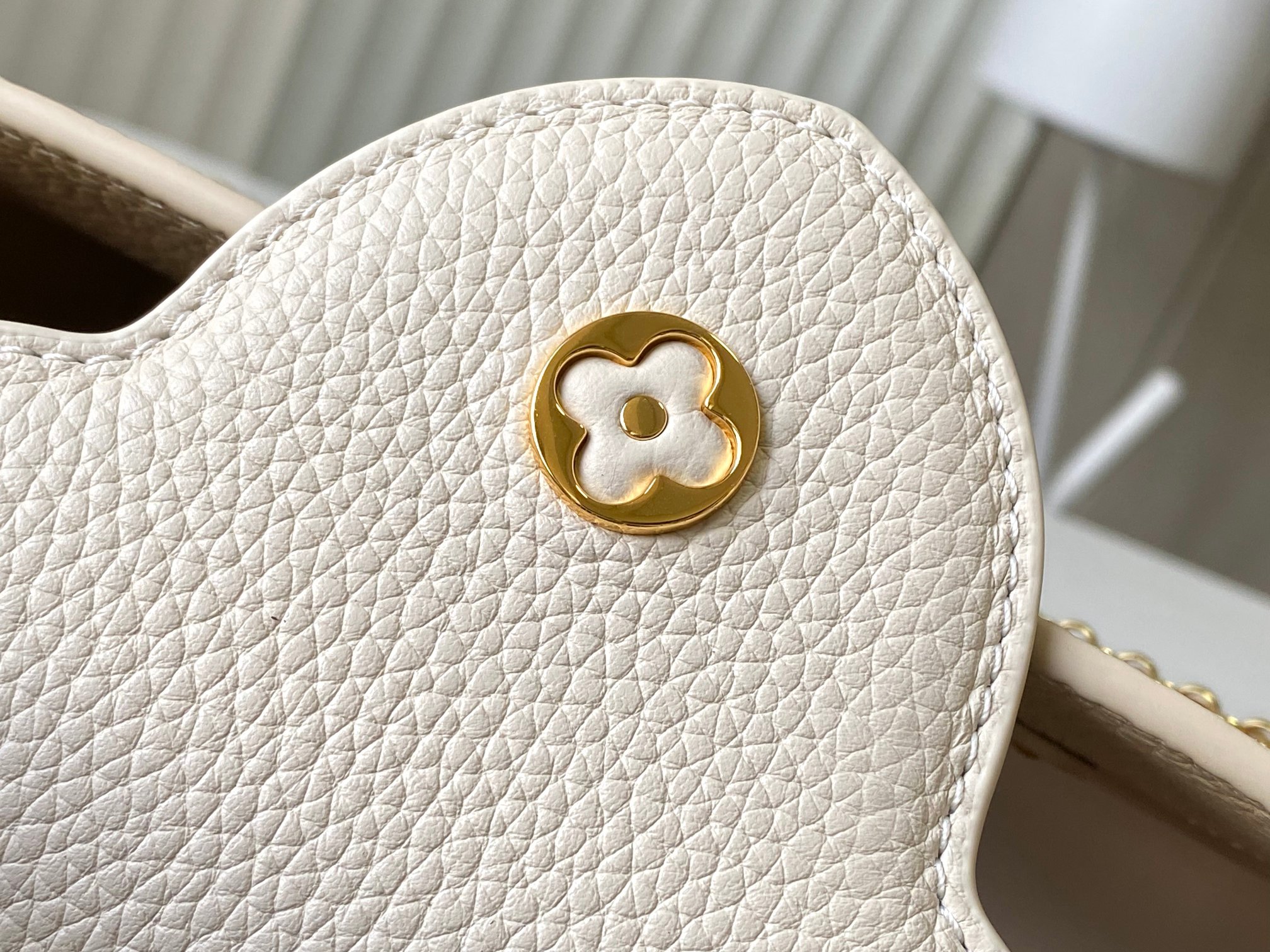 LV 高仿 Capucines 米白色手提包 金鏈裝飾款｜歐美奢侈品精品推薦