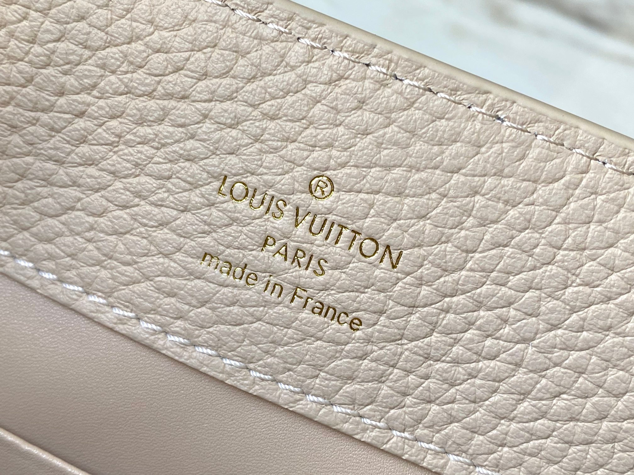 LV 高仿 Capucines 米白色手提包 金鏈裝飾款｜歐美奢侈品精品推薦