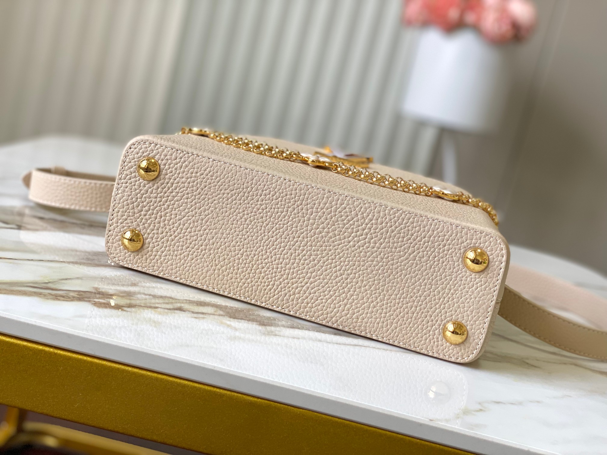 LV 高仿 Capucines 米白色手提包 金鏈裝飾款｜歐美奢侈品精品推薦