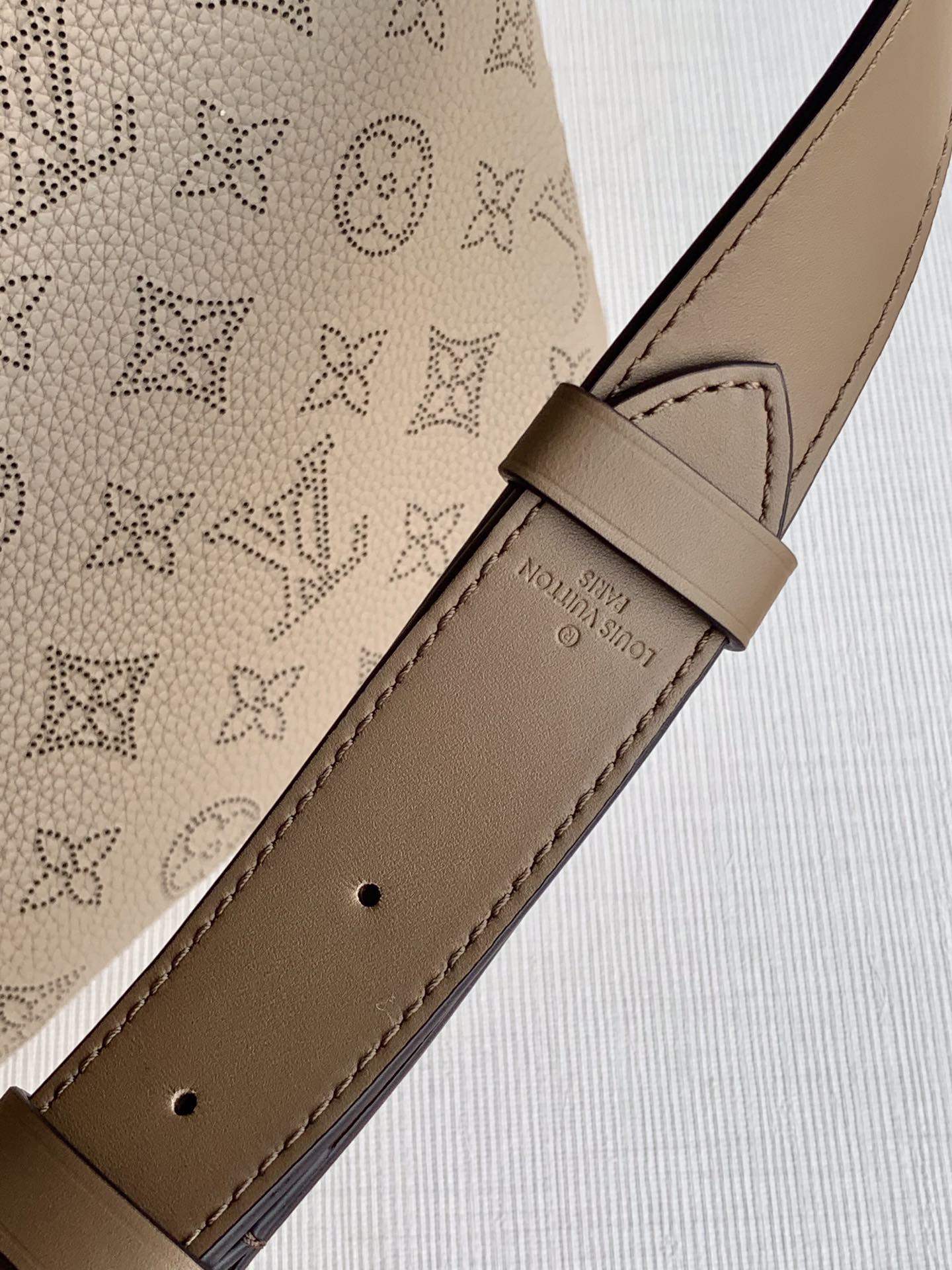 LV 精品仿製 Mahina 米色手提包 編織手柄斜挎款｜歐美奢侈品精品推薦