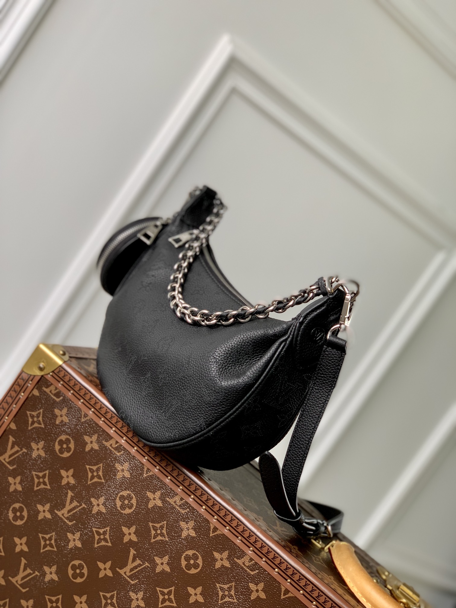LV 高仿 黑色半月包 鏈條小圓包設計｜歐美奢侈品精品推薦