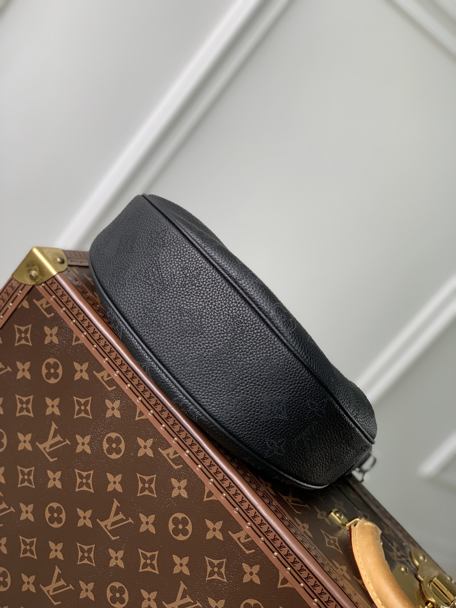 LV 高仿 黑色半月包 鏈條小圓包設計｜歐美奢侈品精品推薦