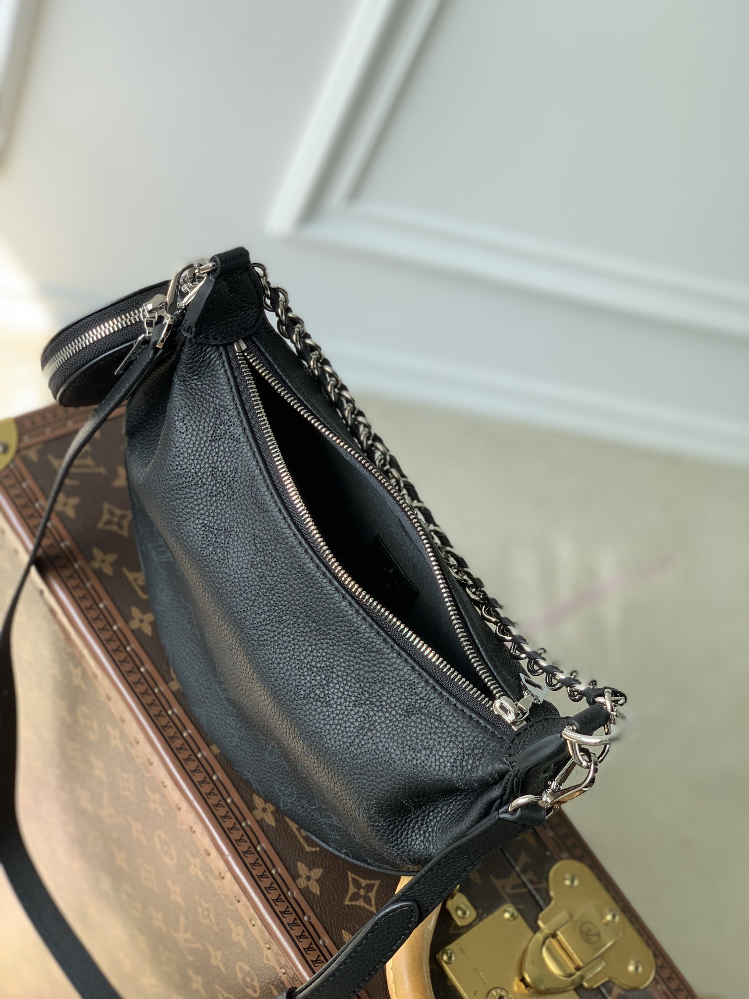 LV 高仿 黑色半月包 鏈條小圓包設計｜歐美奢侈品精品推薦