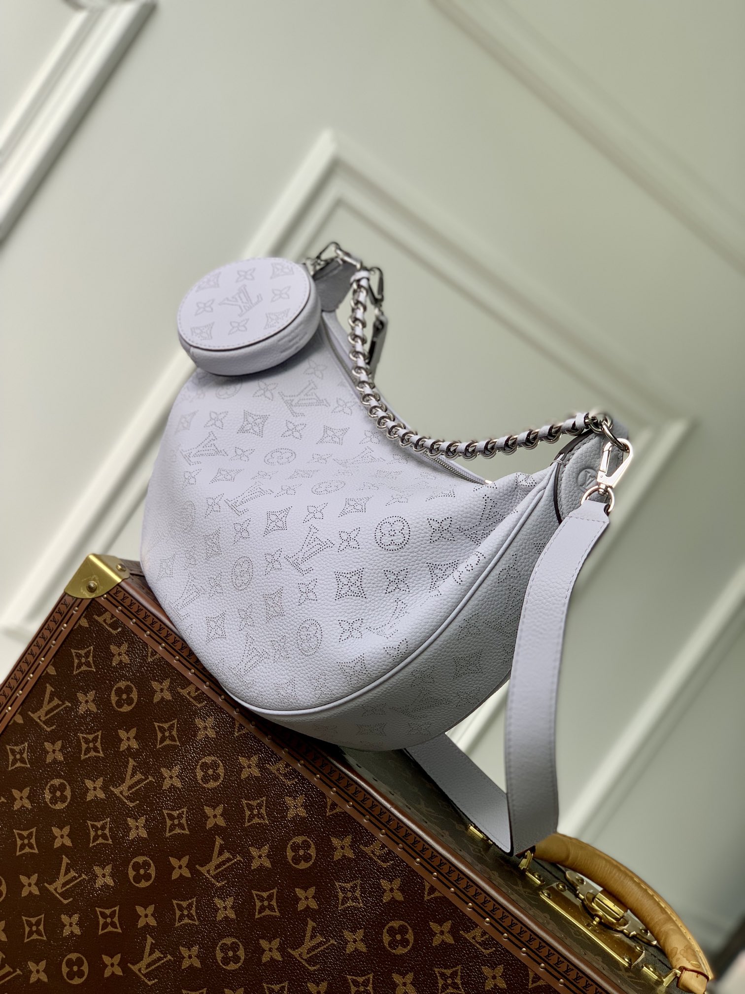 LV 原單 白色半月包 小圓包鏈條質感款｜歐美奢侈品精品推薦