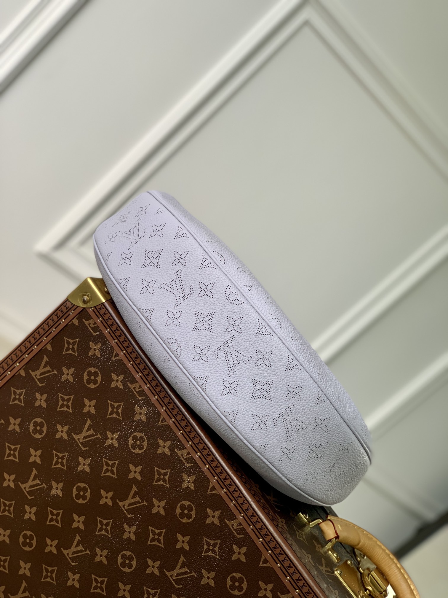 LV 原單 白色半月包 小圓包鏈條質感款｜歐美奢侈品精品推薦