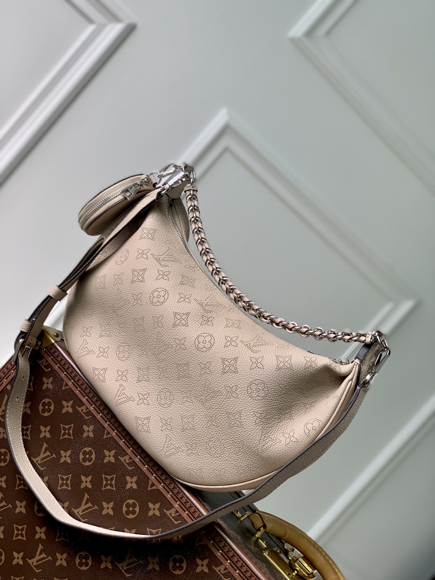 LV 高仿 米色半月包 鏈條小圓包百搭款｜歐美奢侈品精品推薦