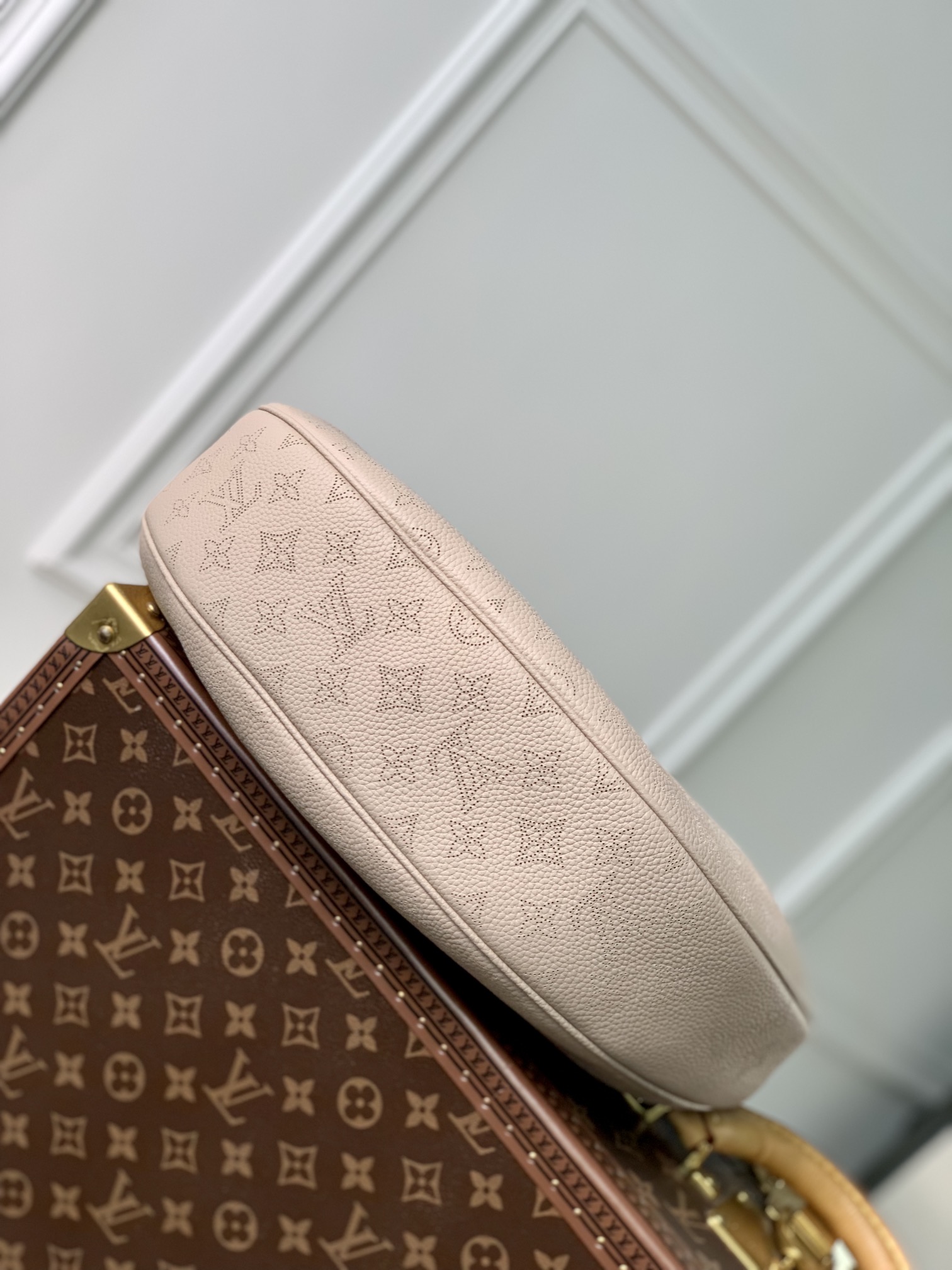 LV 高仿 米色半月包 鏈條小圓包百搭款｜歐美奢侈品精品推薦