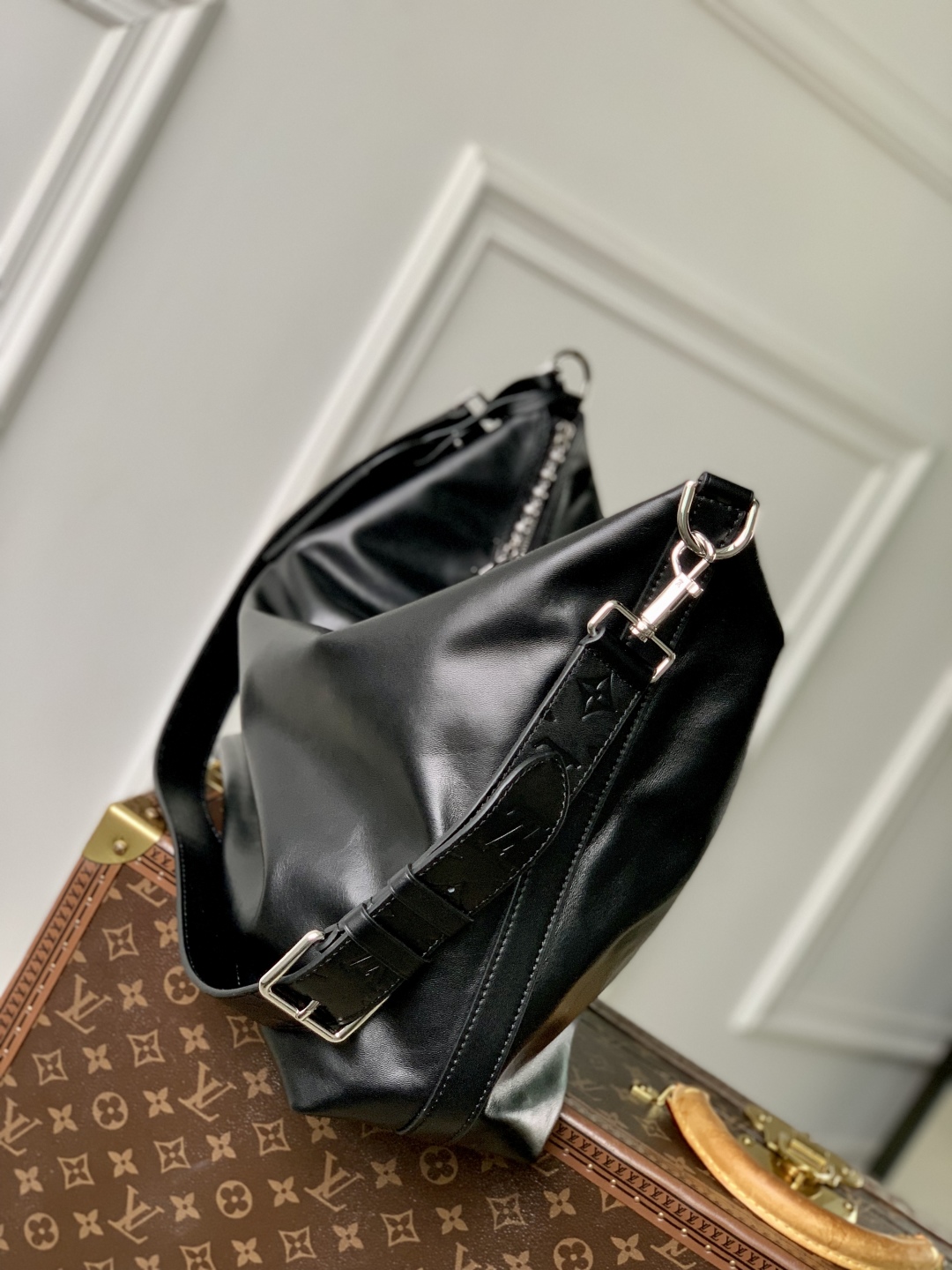 LV 高仿 黑色大容量肩背包 柔軟皮革百搭款｜歐美奢侈品精品推薦
