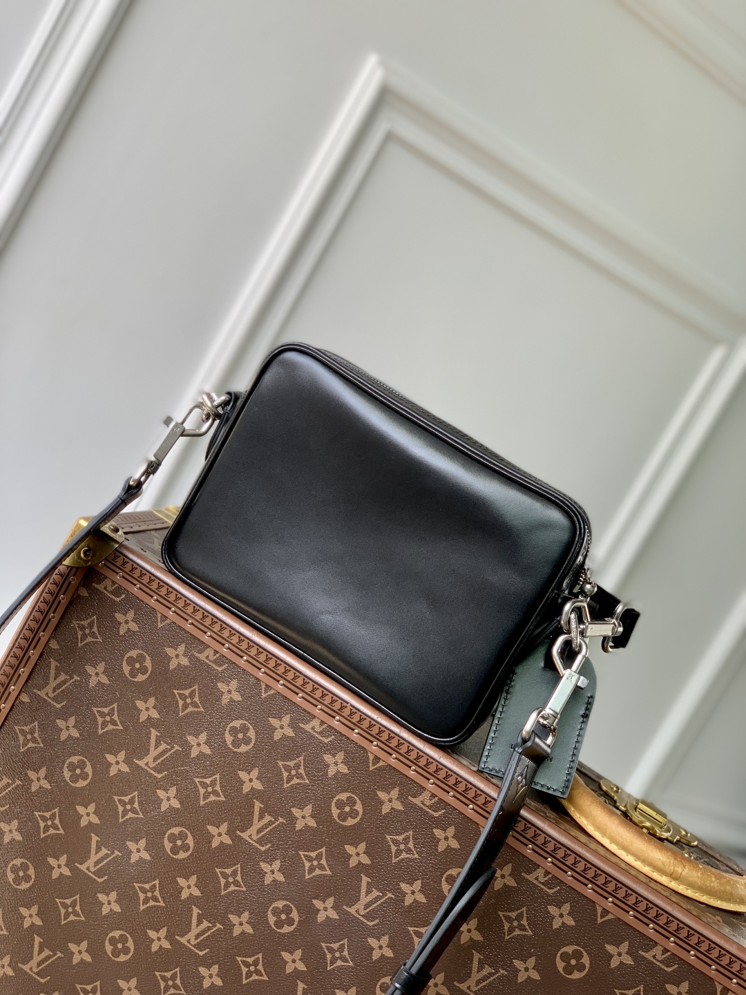 LV 一比一 黑色郵差包 雙層設計百搭款｜歐美奢侈品精品推薦