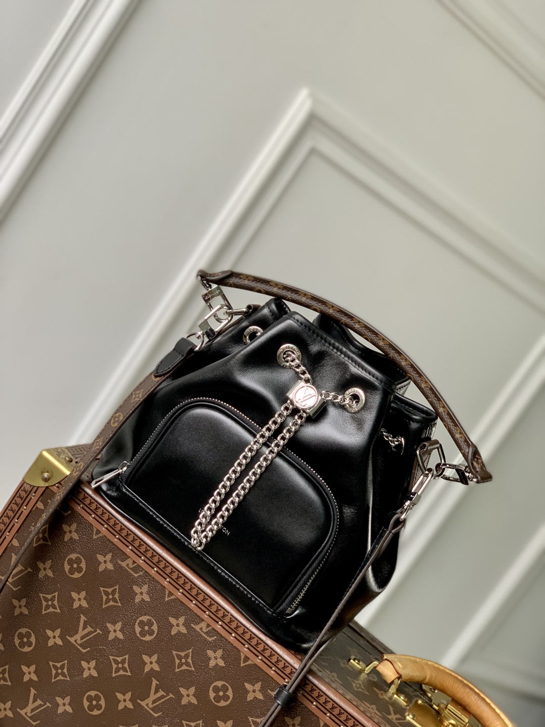 LV 一比一 黑色水桶包 Monogram肩帶鏈條點綴款