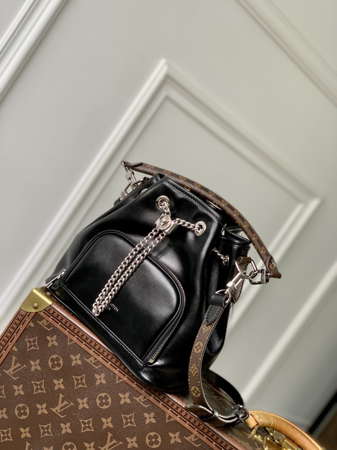 LV 一比一 黑色水桶包 Monogram肩帶鏈條點綴款｜歐美奢侈品精品推薦