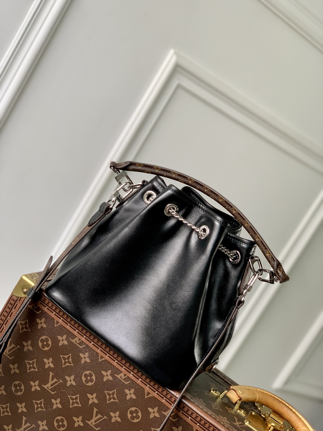 LV 一比一 黑色水桶包 Monogram肩帶鏈條點綴款｜歐美奢侈品精品推薦