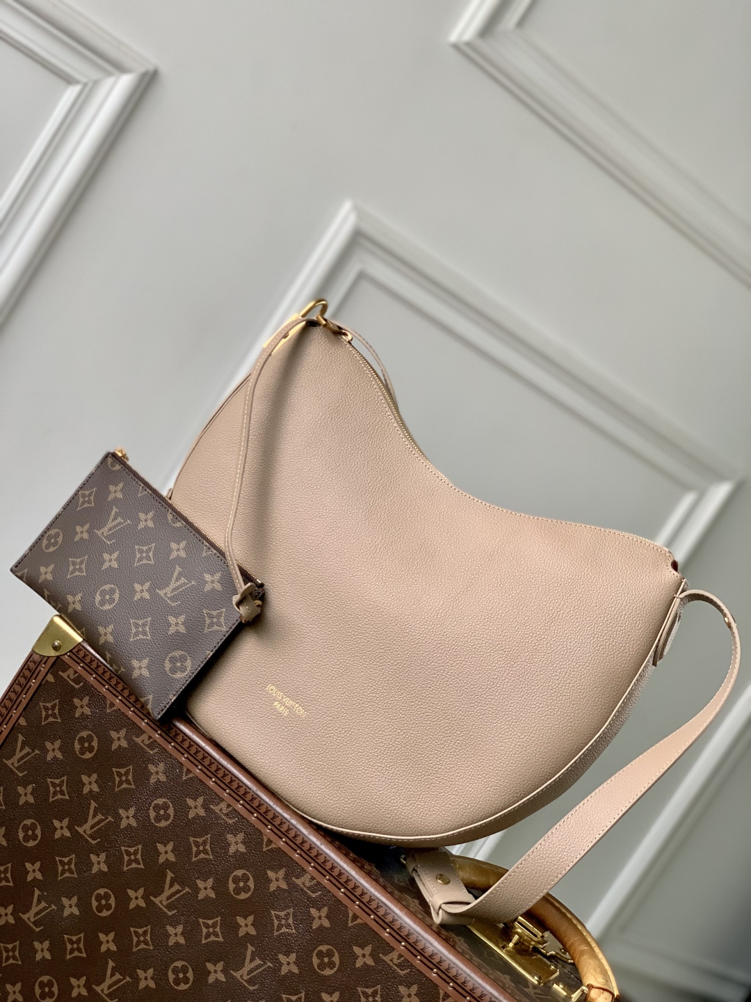 LV 高仿 米色弧形肩背包 Monogram小包點綴款