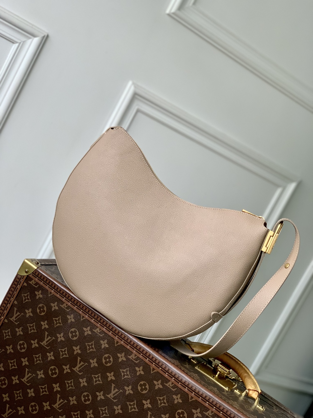 LV 高仿 米色弧形肩背包 Monogram小包點綴款｜歐美奢侈品精品推薦