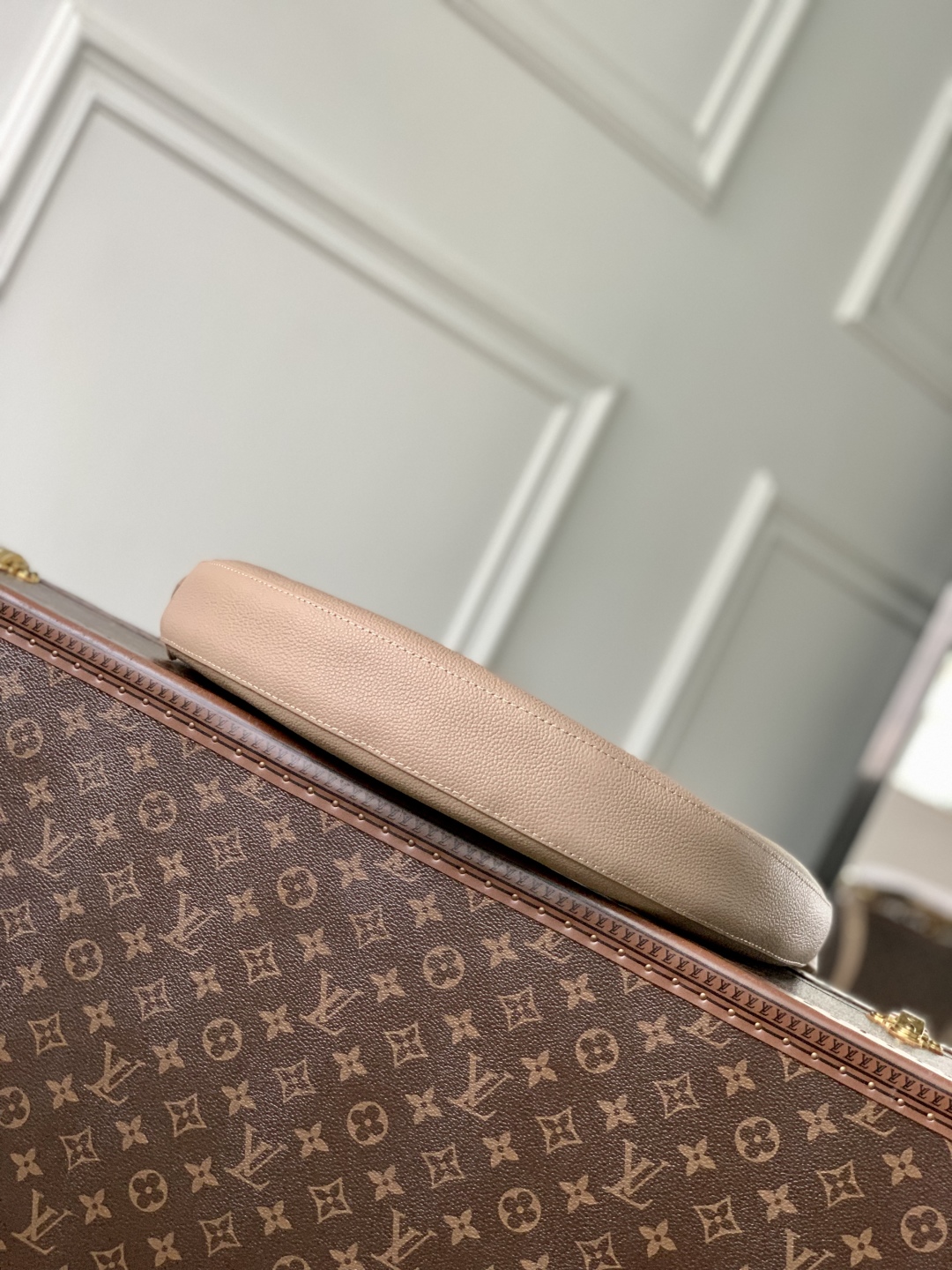 LV 高仿 米色弧形肩背包 Monogram小包點綴款｜歐美奢侈品精品推薦