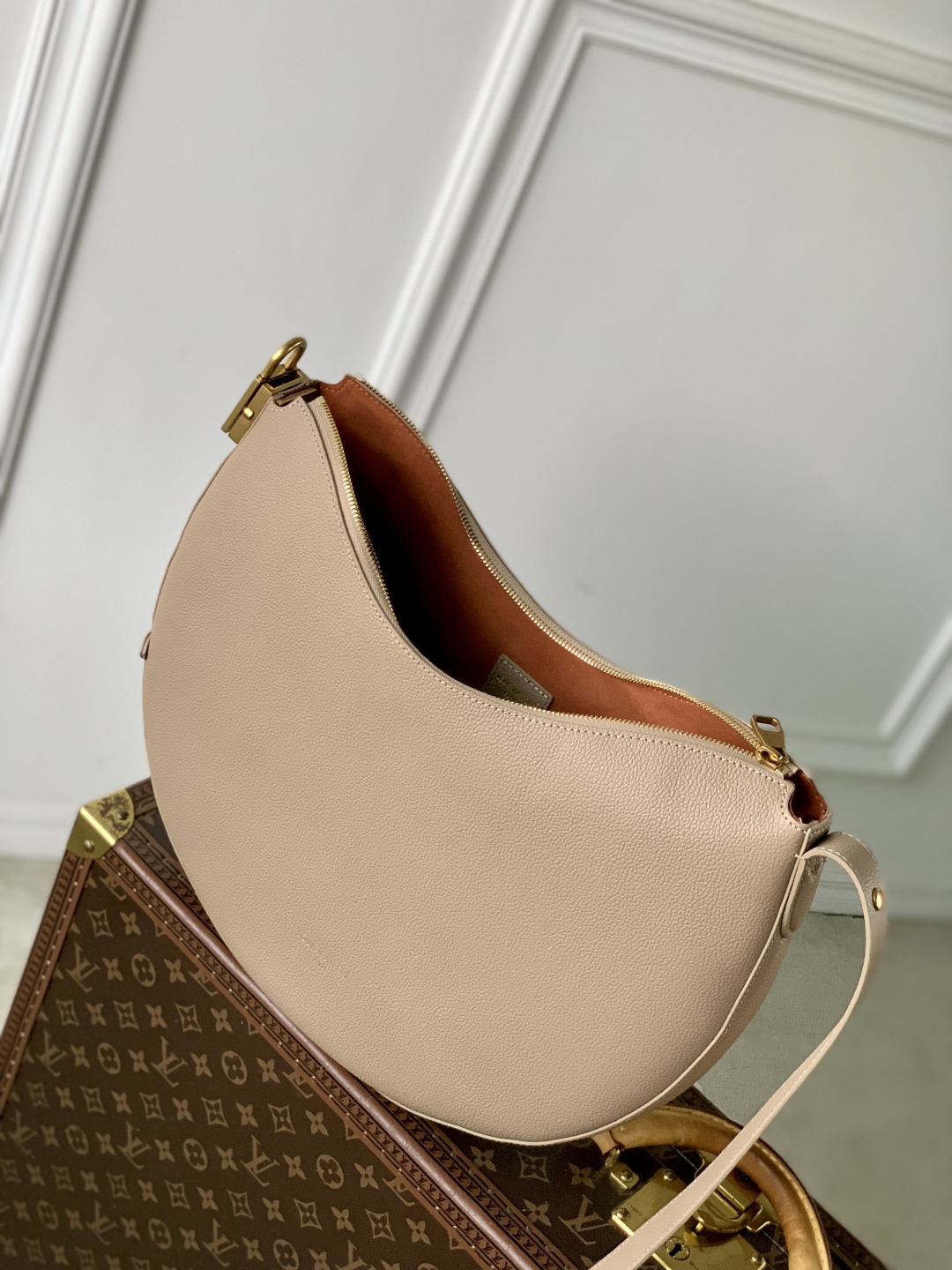LV 高仿 米色弧形肩背包 Monogram小包點綴款｜歐美奢侈品精品推薦