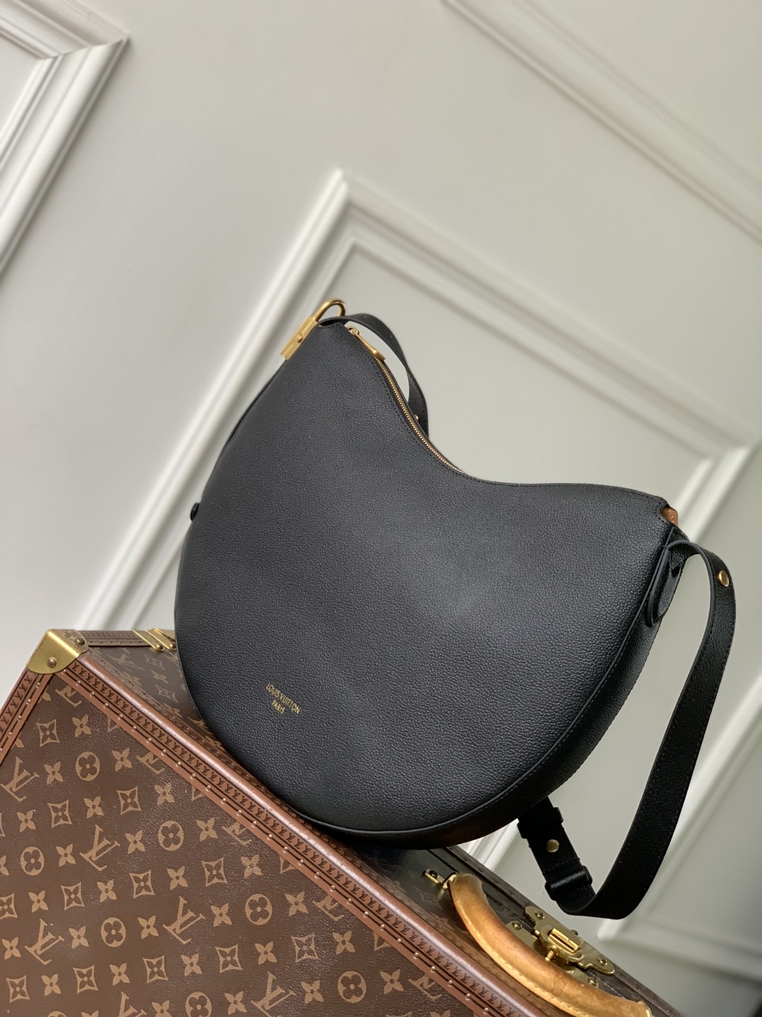 LV 高仿 黑色弧形肩背包 Monogram小包搭配款｜歐美奢侈品精品推薦
