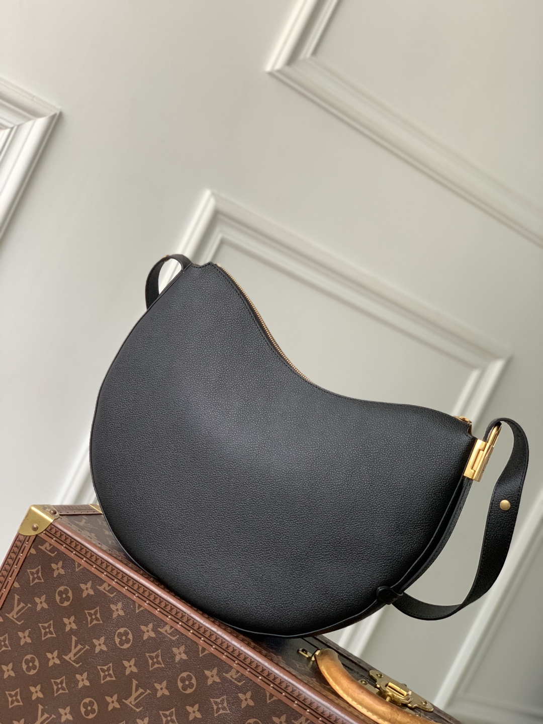 LV 高仿 黑色弧形肩背包 Monogram小包搭配款｜歐美奢侈品精品推薦