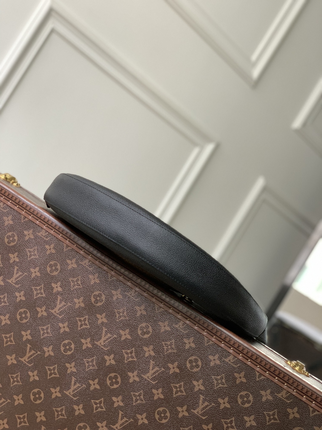 LV 高仿 黑色弧形肩背包 Monogram小包搭配款｜歐美奢侈品精品推薦
