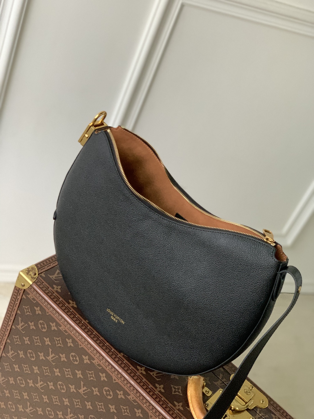 LV 高仿 黑色弧形肩背包 Monogram小包搭配款｜歐美奢侈品精品推薦