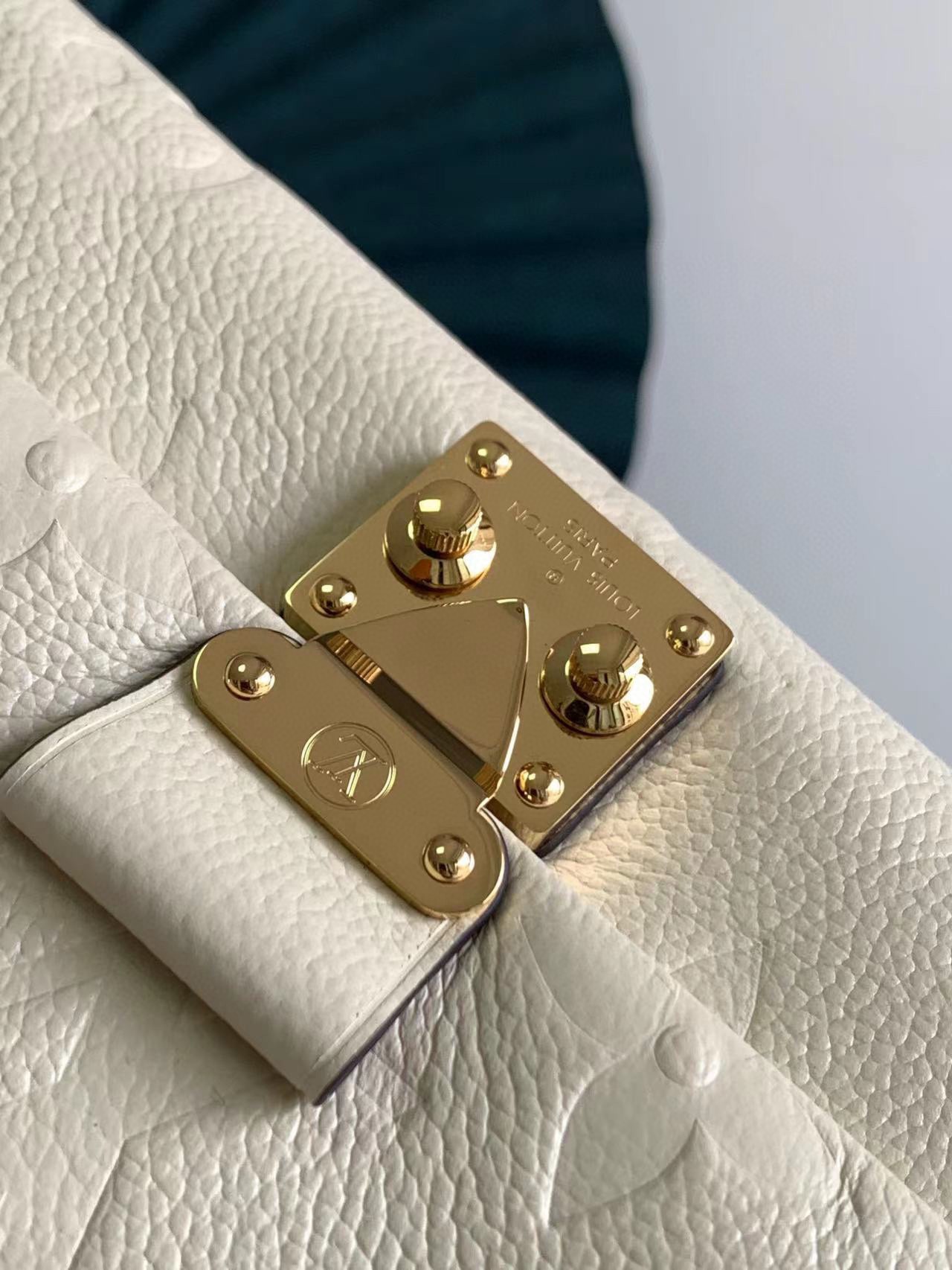 LV 高仿 Monogram壓紋鎖扣手提包 米白色金扣設計｜歐美奢侈品精品推薦
