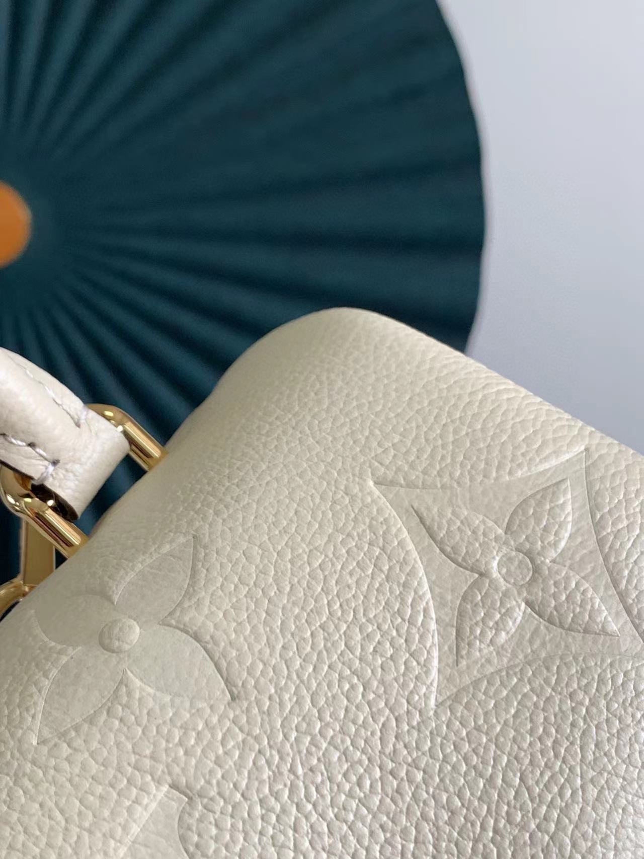 LV 高仿 Monogram壓紋鎖扣手提包 米白色金扣設計｜歐美奢侈品精品推薦
