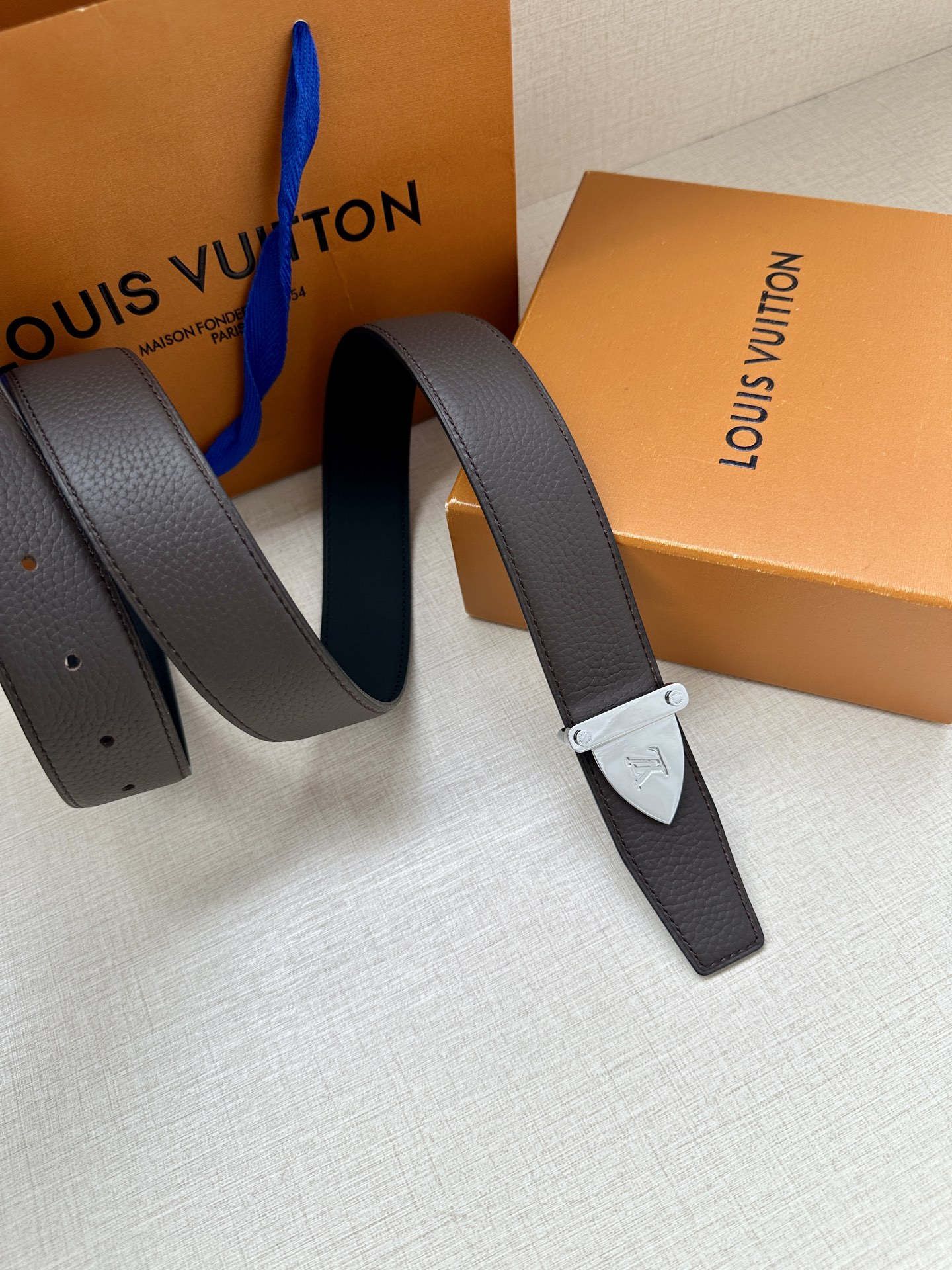 LV 一比一男士皮帶 灰棕色銀扣低調款｜歐美奢侈品精品推薦