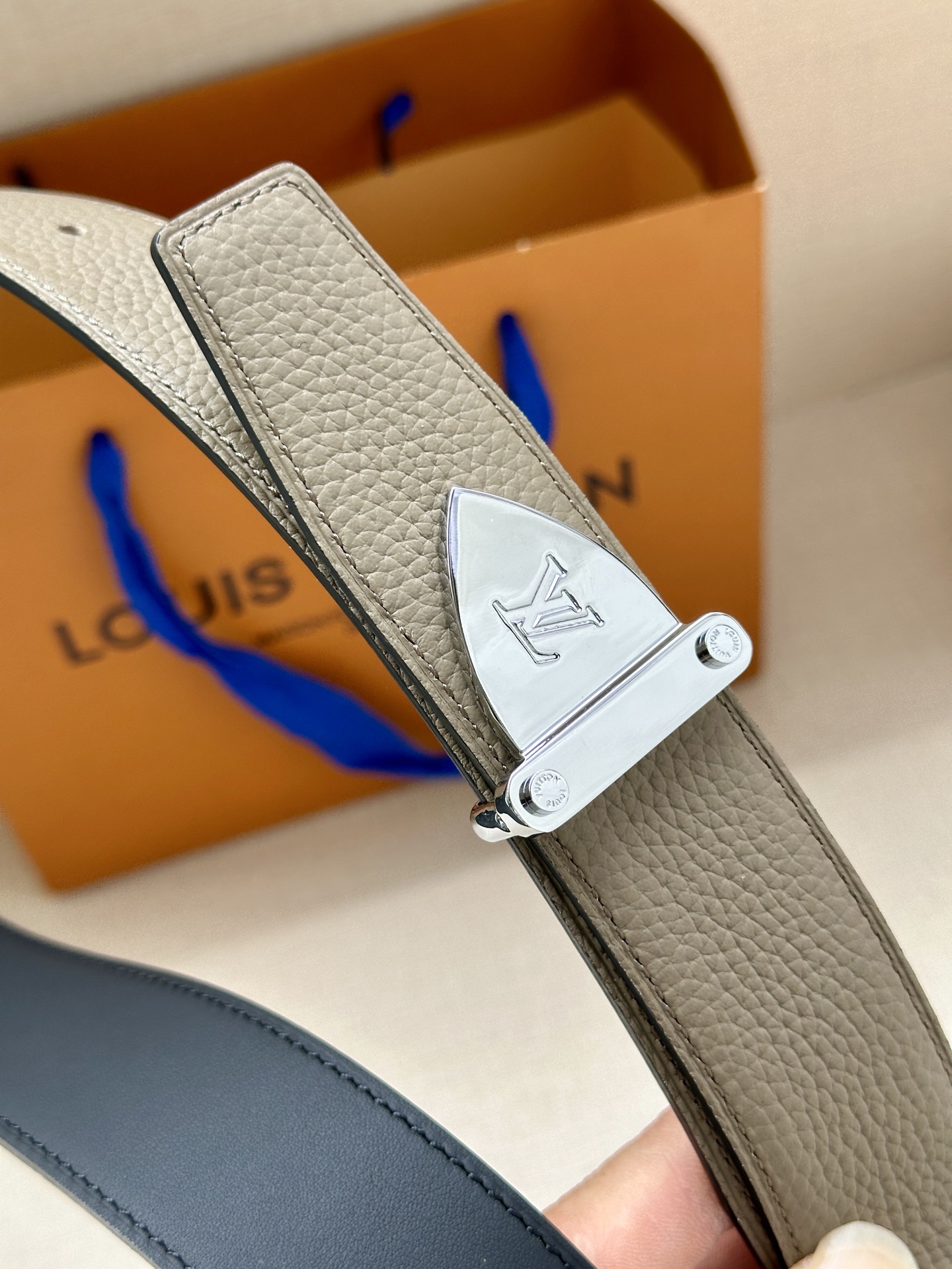 LV 高仿男士皮帶 灰棕色銀扣百搭款｜歐美奢侈品精品推薦
